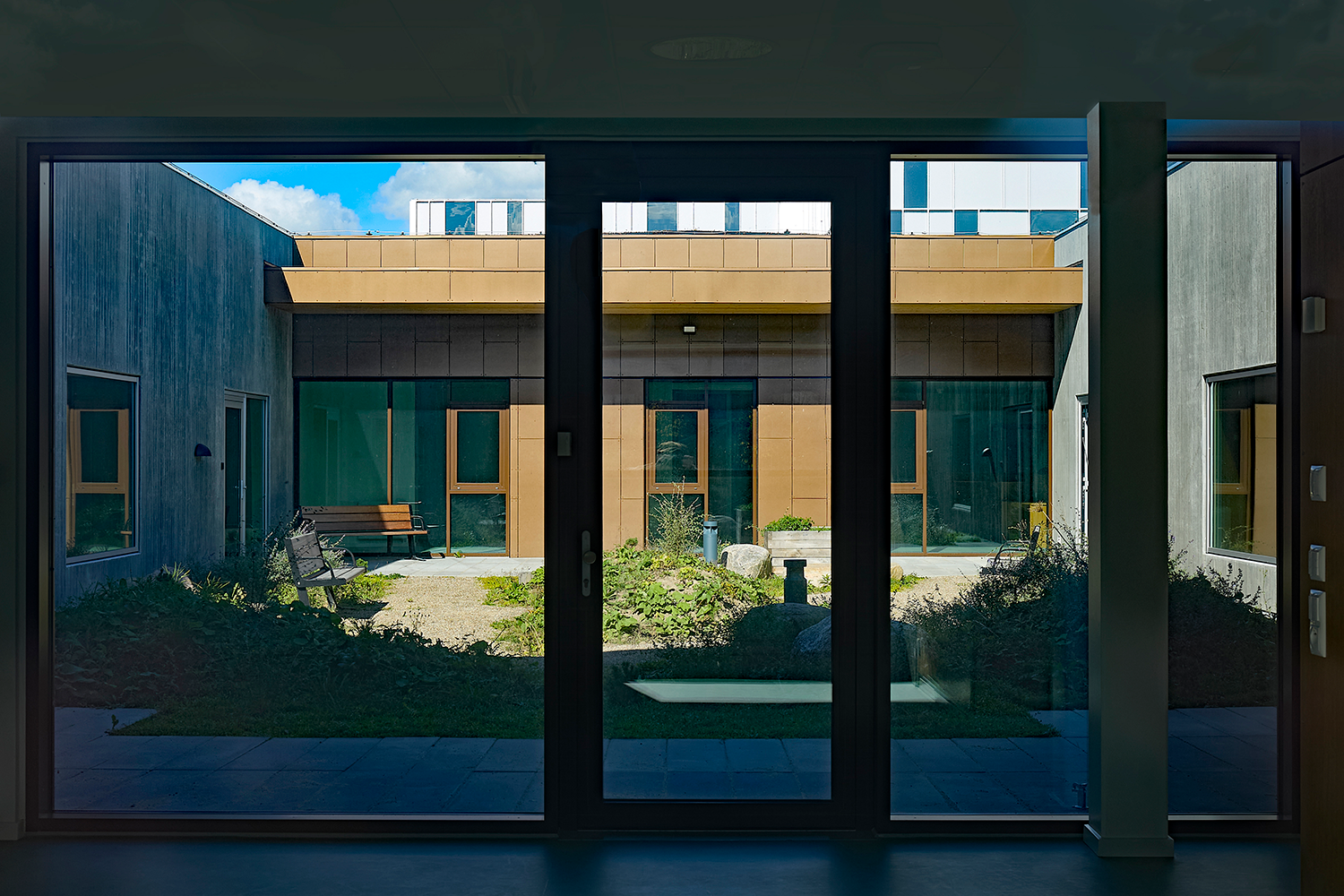 Facade og alu dør til gårhave på OUH Voksenpsykiatrien