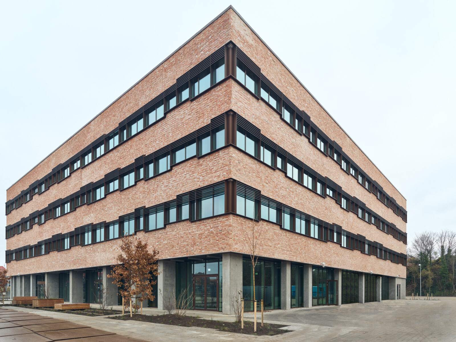 glas-alu facade på specialmål til domicil for Bane Danmark i Ringsted, produceret og monteret af Fjelsø