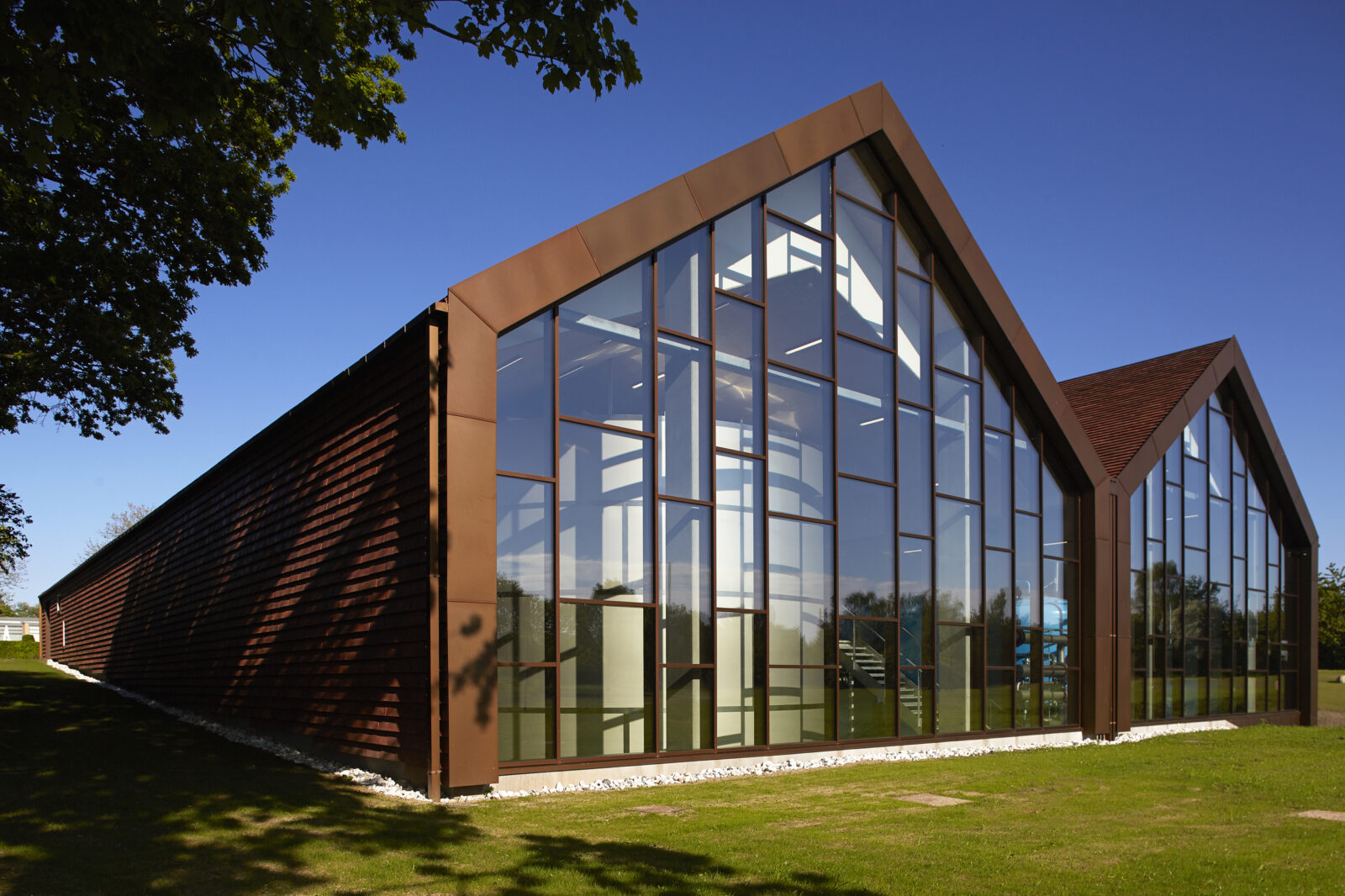 Bederværkets nye facade med glas-alu vinduer og bygningsbeklædning