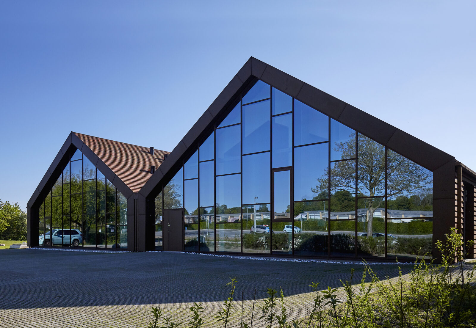 Fjelsø glasfacade og alu beklædning på unikt byggeri, holder stilen fra den gamle bygning.