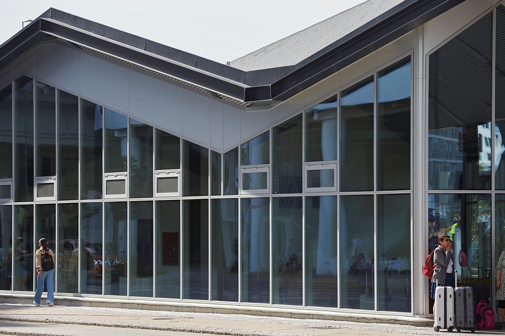 Busterminal ved Dybbølsbro med facadebeklædning, glas- og alufacader udført af Fjelsø