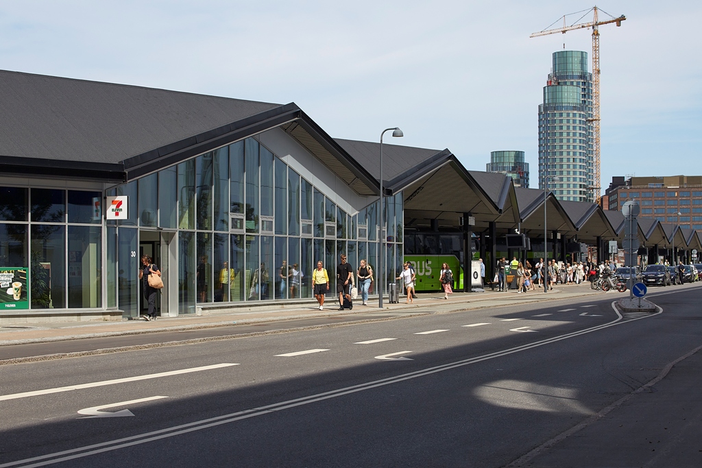 Busterminal Dybbølsbro med stickfacader og skydedørspartier leveret af Fjelsø