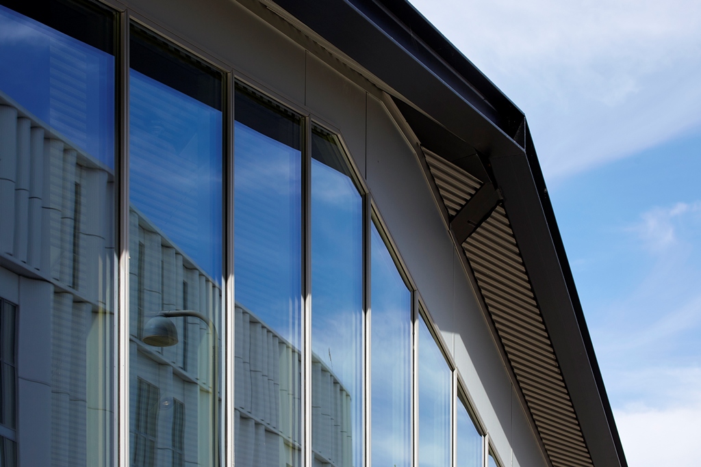 Facade og loftbeklædning på busterminal ved Dybbølsbro med glas- og alu løsninger