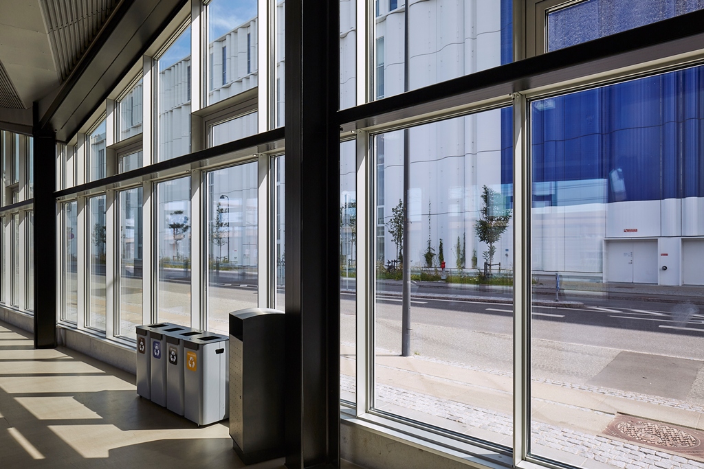 Busterminal ved Dybbølsbro med facadebeklædning, glas- og alufacader udført af Fjelsø