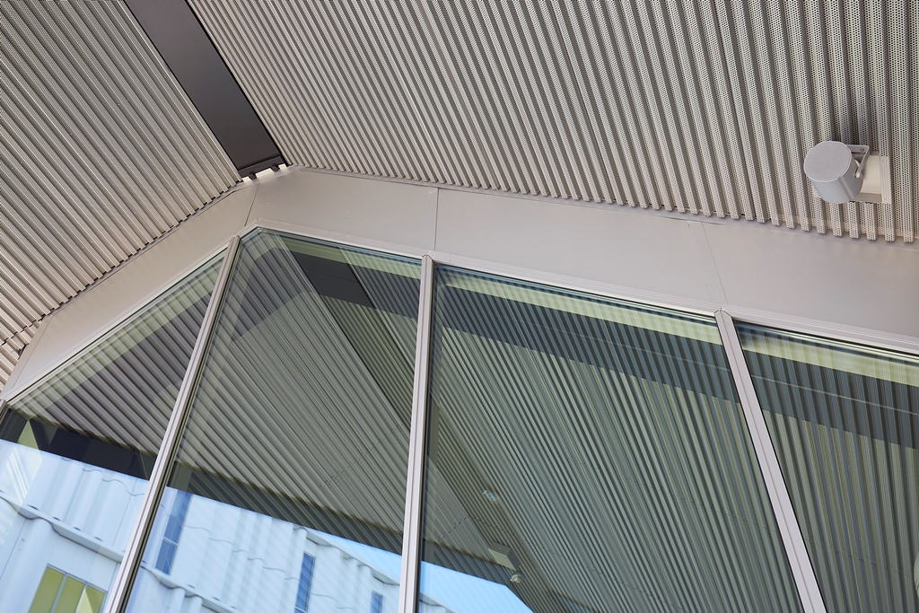 Glasfacader og skydedøre fra Fjelsø på busterminal ved Dybbølsbro udført i aluminium og glas