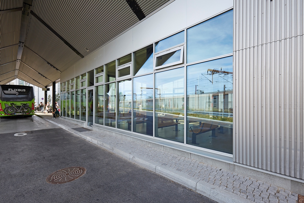 Detalje af facadebeklædning i profilerede plader på busterminal ved Dybbølsbro