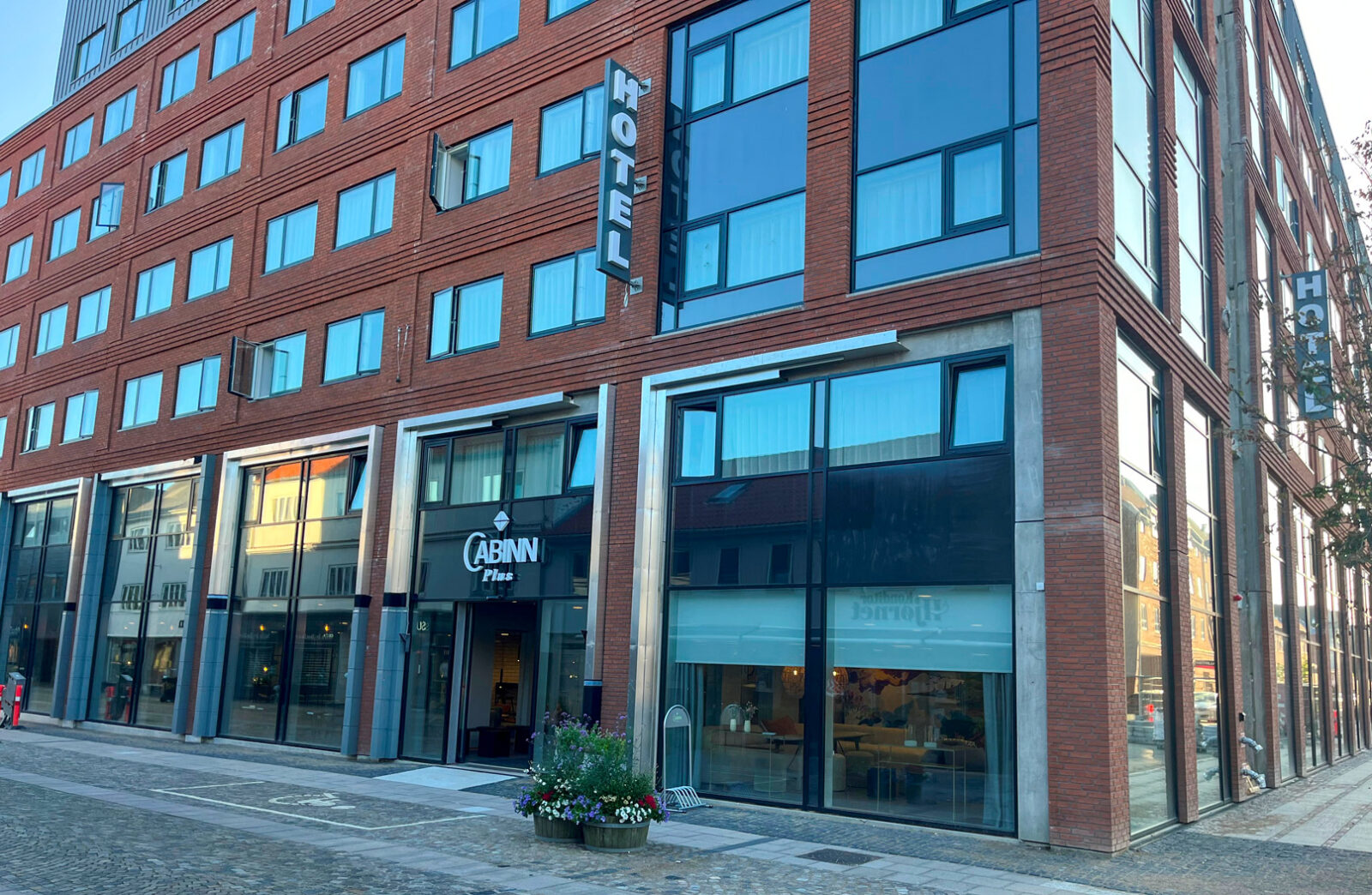 Nyt Cabinn hotel i Esbjerg midtby med Fjelsø glas-alu facade og indgangsparti