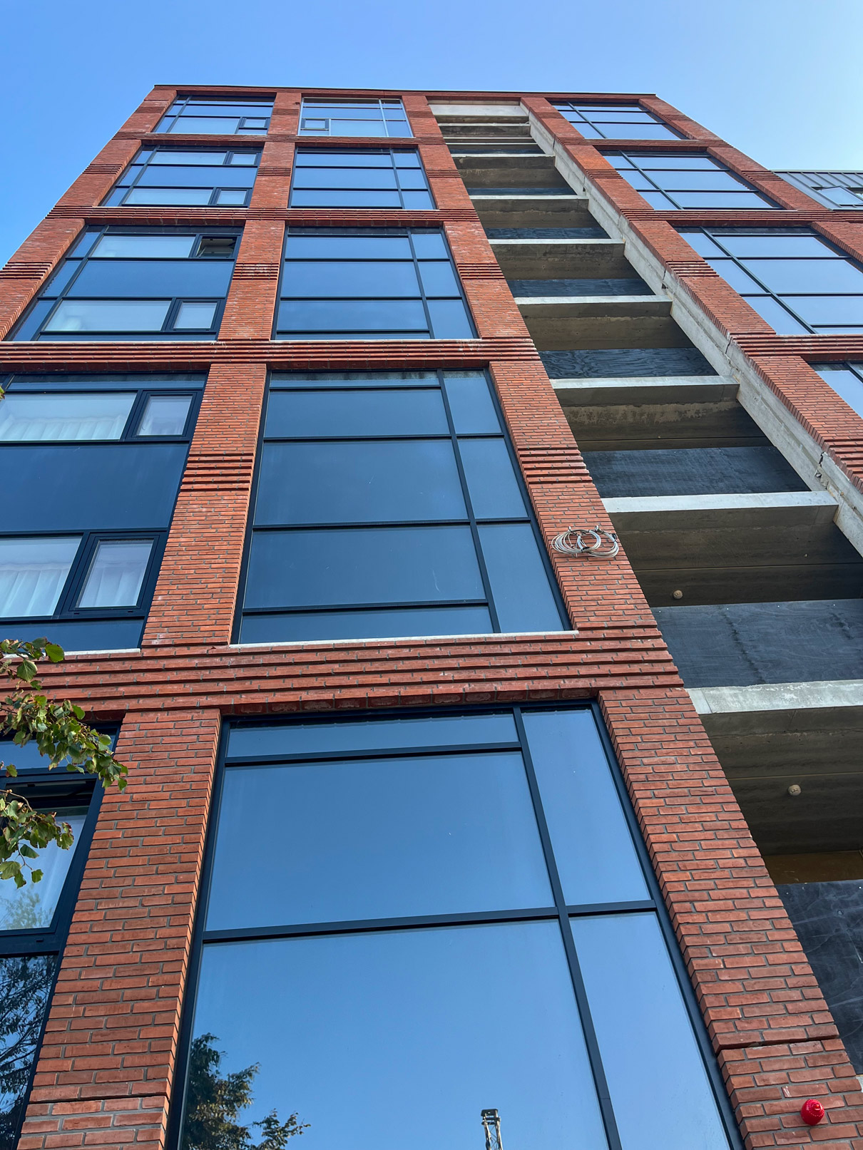 Nyt Cabinn hotel i Esbjerg midtby med Fjelsø glas-alu facade og indgangsparti