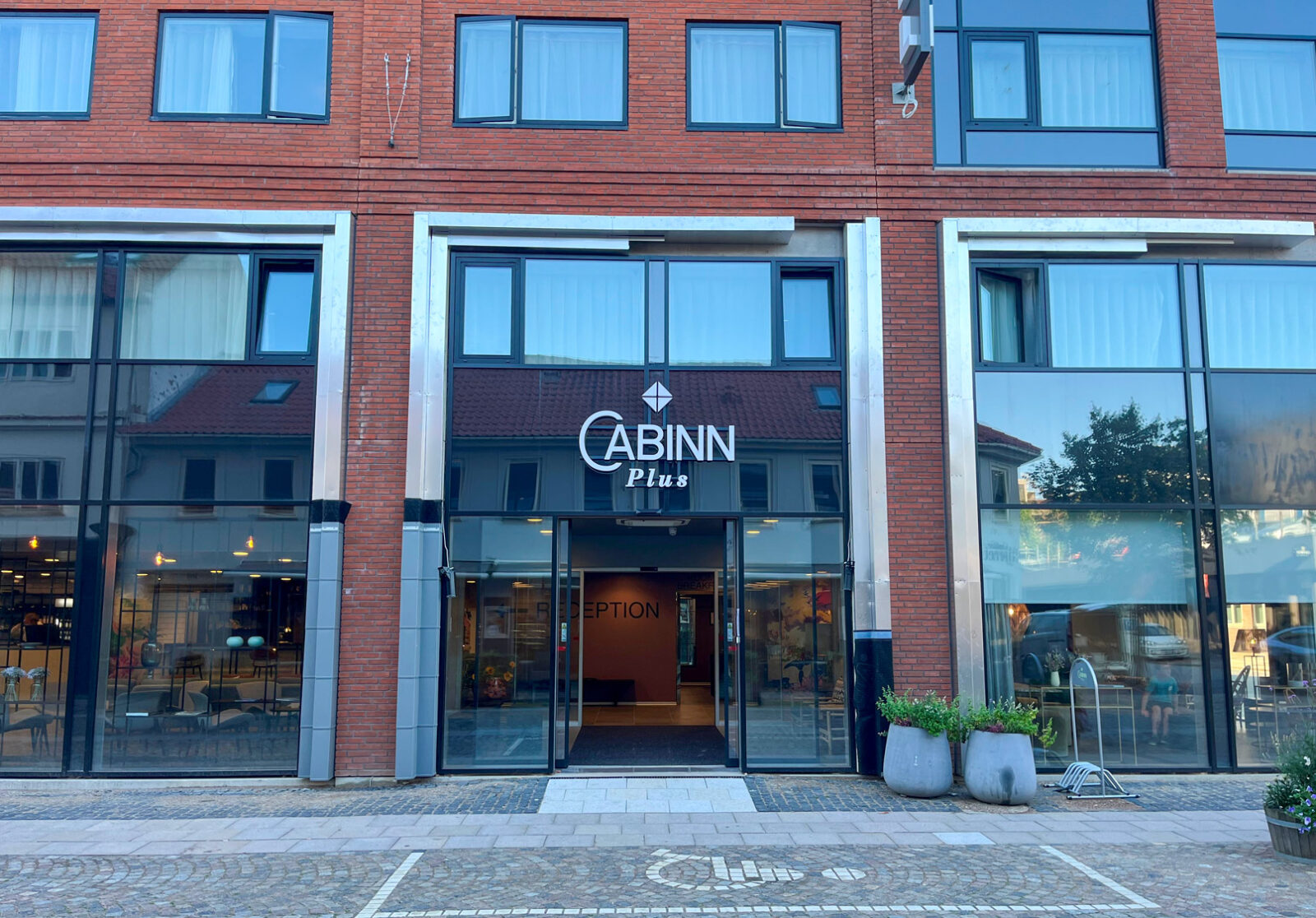 Nyt Cabinn hotel i Esbjerg midtby med Fjelsø glas-alu facade og indgangsparti
