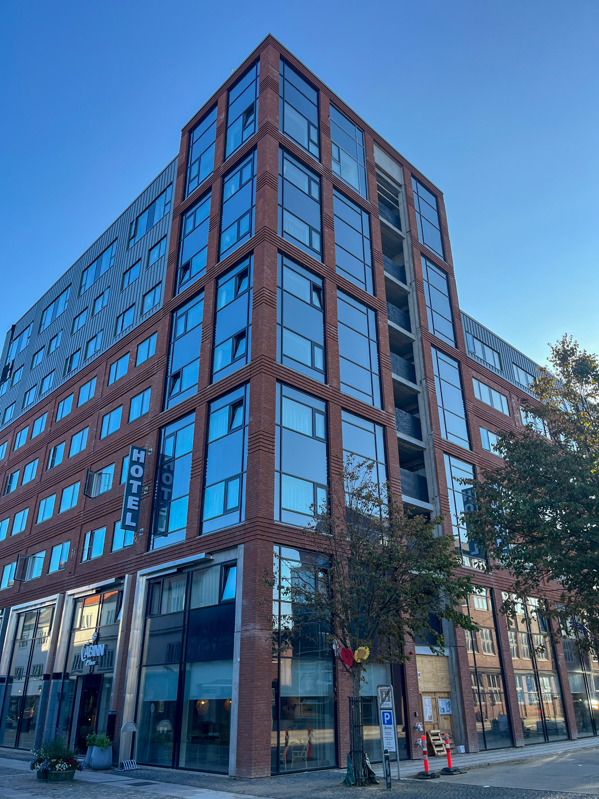 Nyt Cabinn hotel i Esbjerg midtby med Fjelsø glas-alu facade og indgangsparti