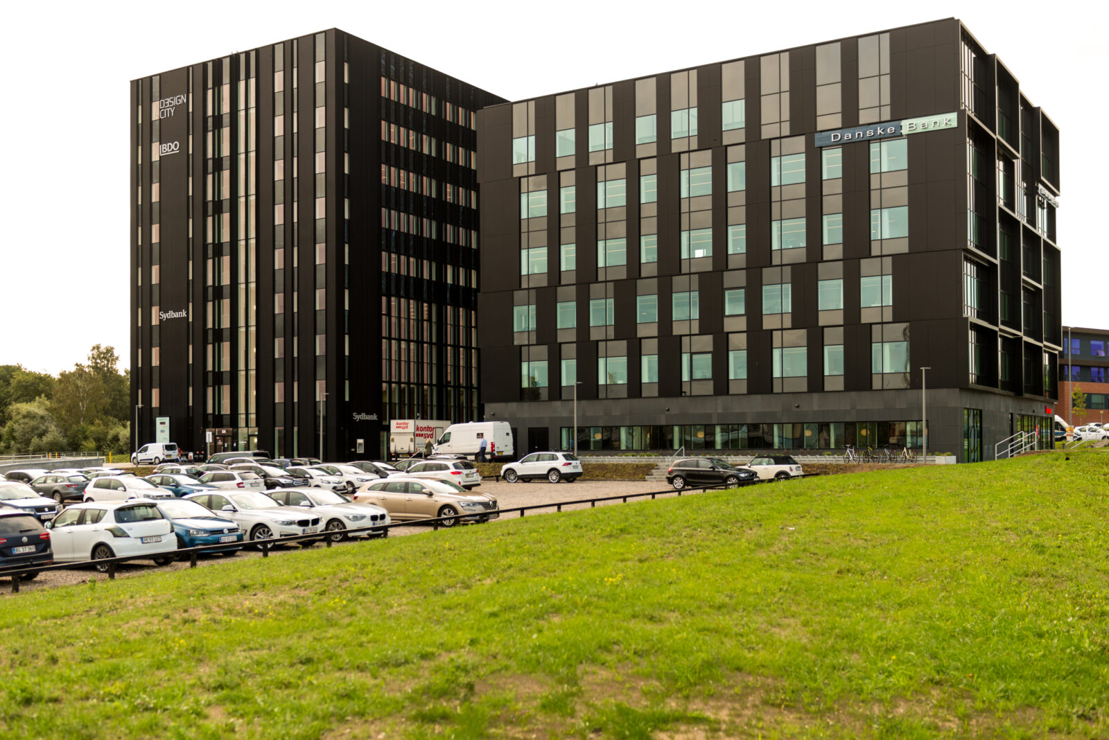 Danske Bank Kolding med unik aluminium facadebeklædning og alu vinduer, alu butiksruder og alu indgangspartiet.