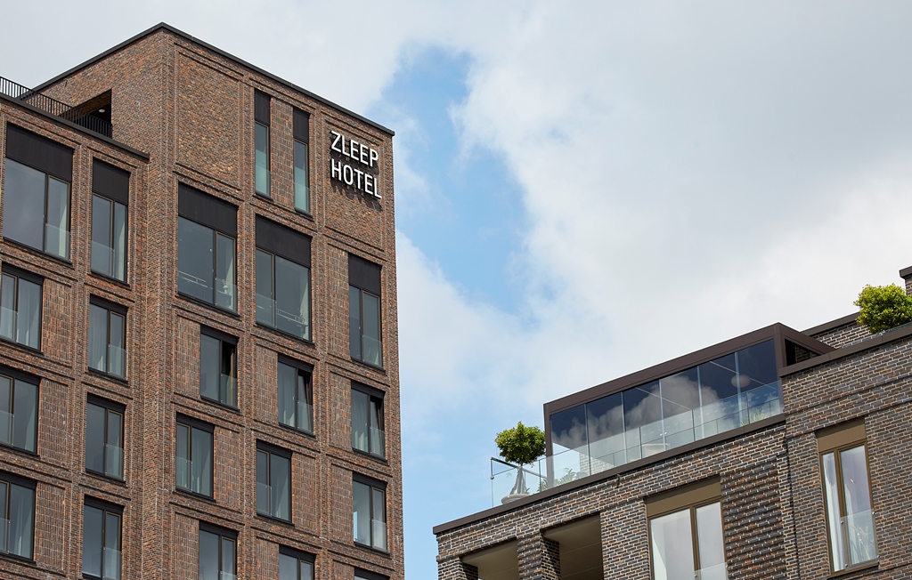 Hotelbyggeri med glasværn og sikrede ruder fra Fjelsø