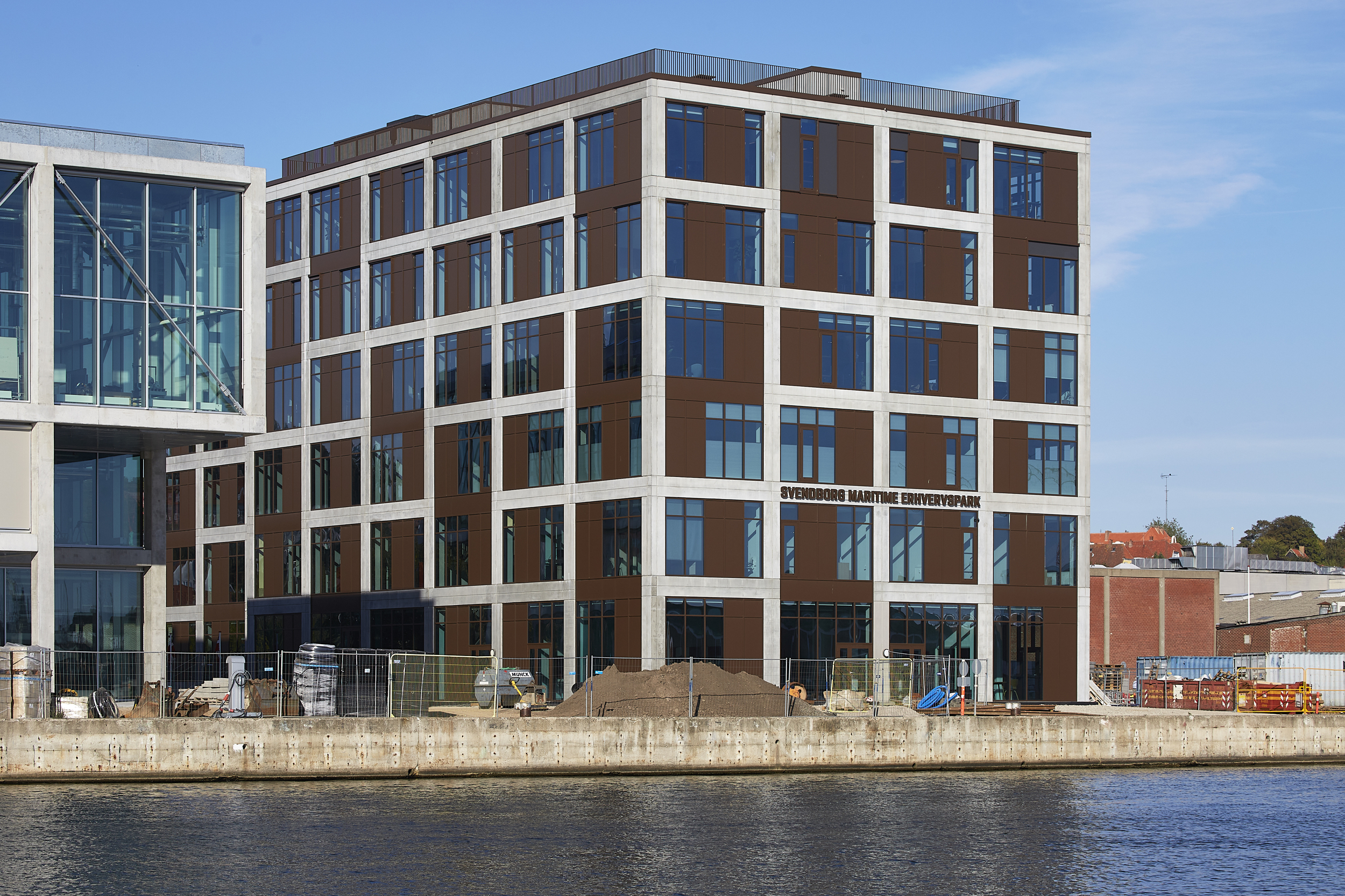 Facadebeklædning og glas-alu facader der holder til klimaet på kajkanten