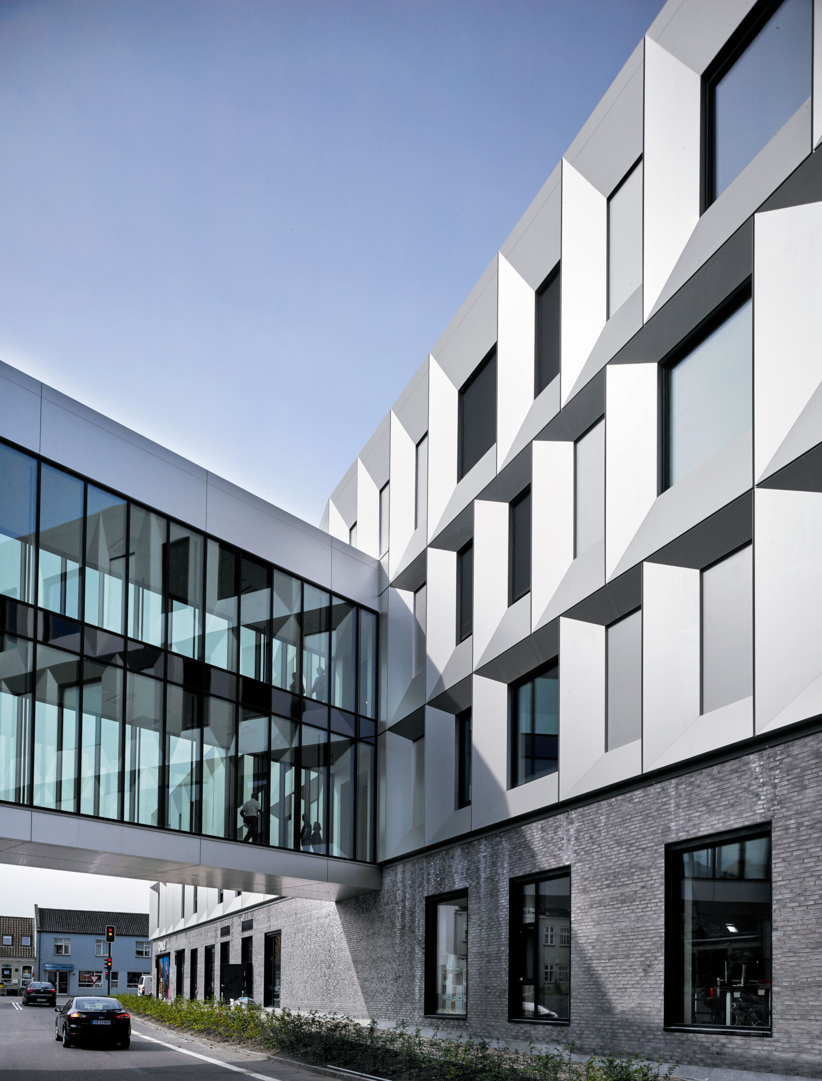 Gangbro med glas-alu facadeparti op mod den alu-indpakkede bygning til Middelfart Rådhus.