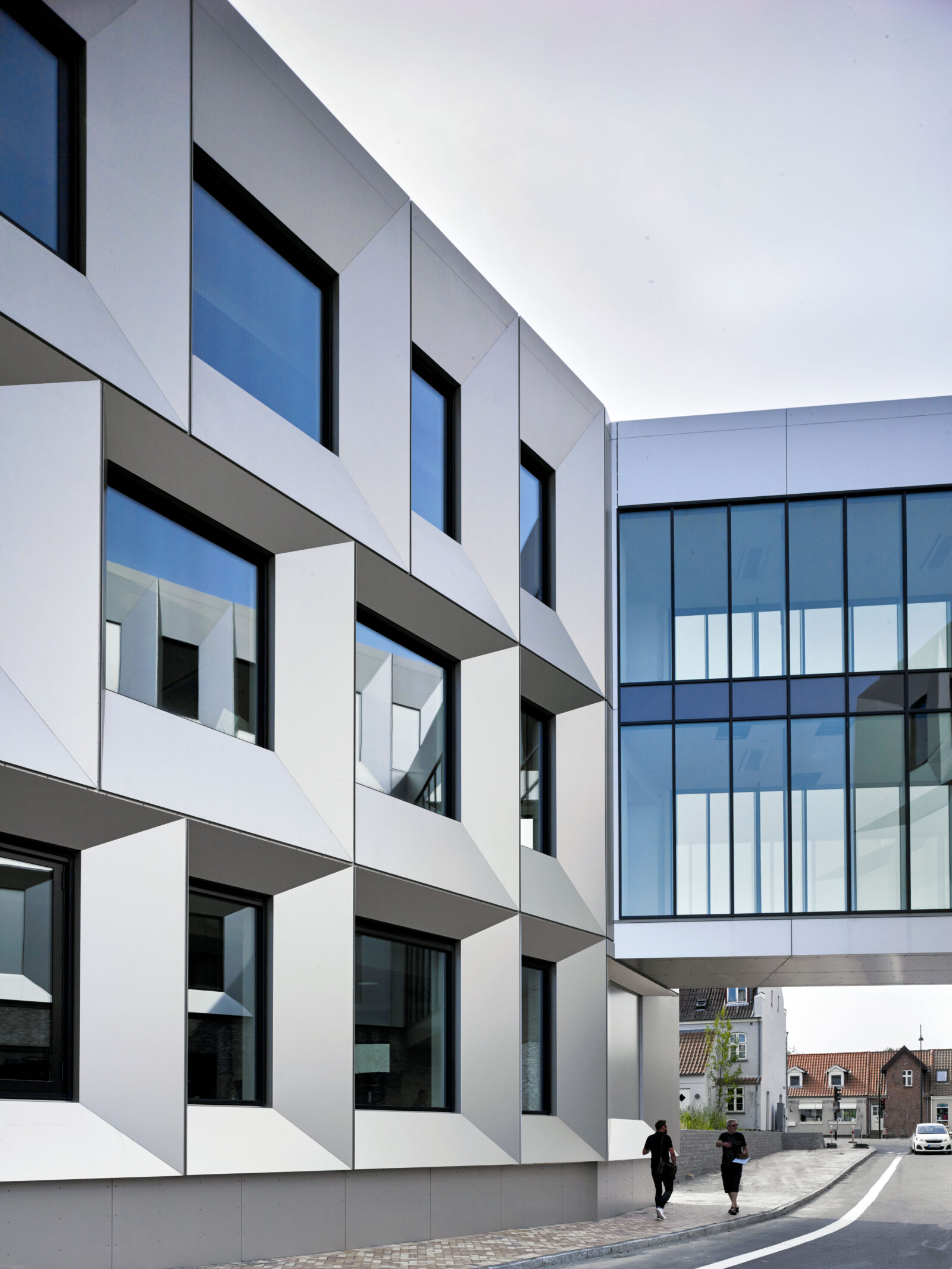 Aluminium facadebeklædning og glas-alu facade på specialmål til unikt byggeri af Middelfart Rådhus.