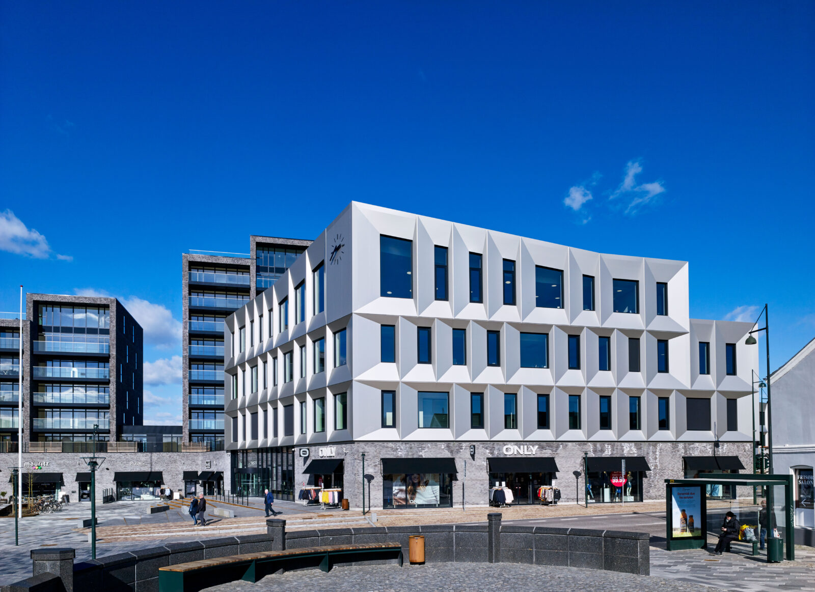 Glas-alu butiksfacader samt alu inddækning og alu vinduer til Middelfart Rådhus.