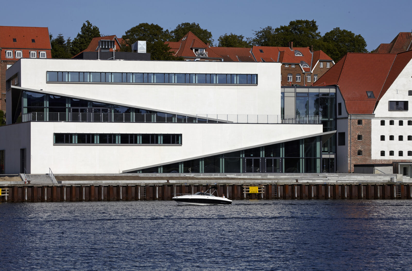 Flot glas-alu facade til spektakulært byggeri med Fjelsøs facadepartier.