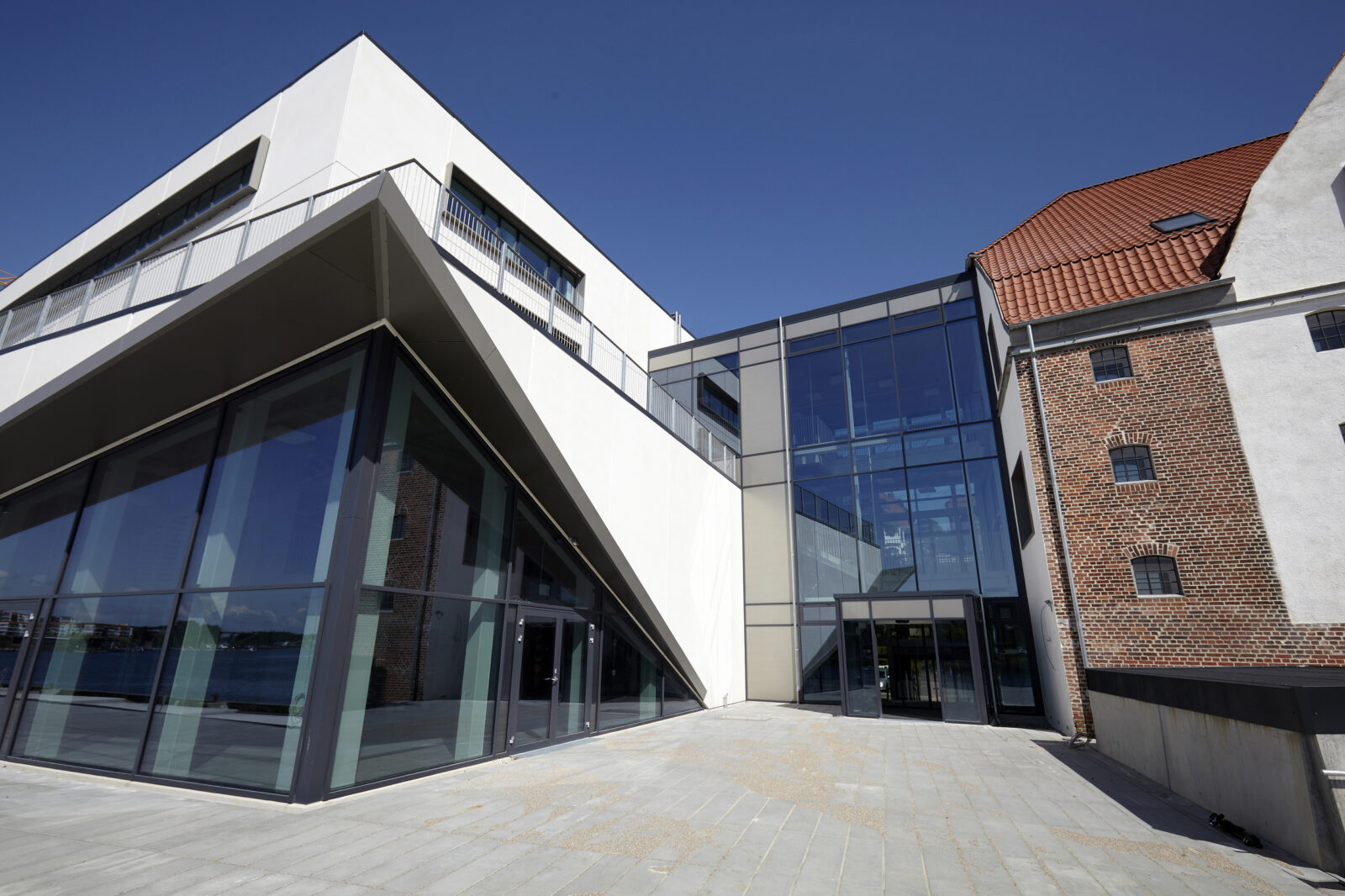 Fjelsø alu indgangsparti til glas/alu facade hos kulturhus i Sønderborg.