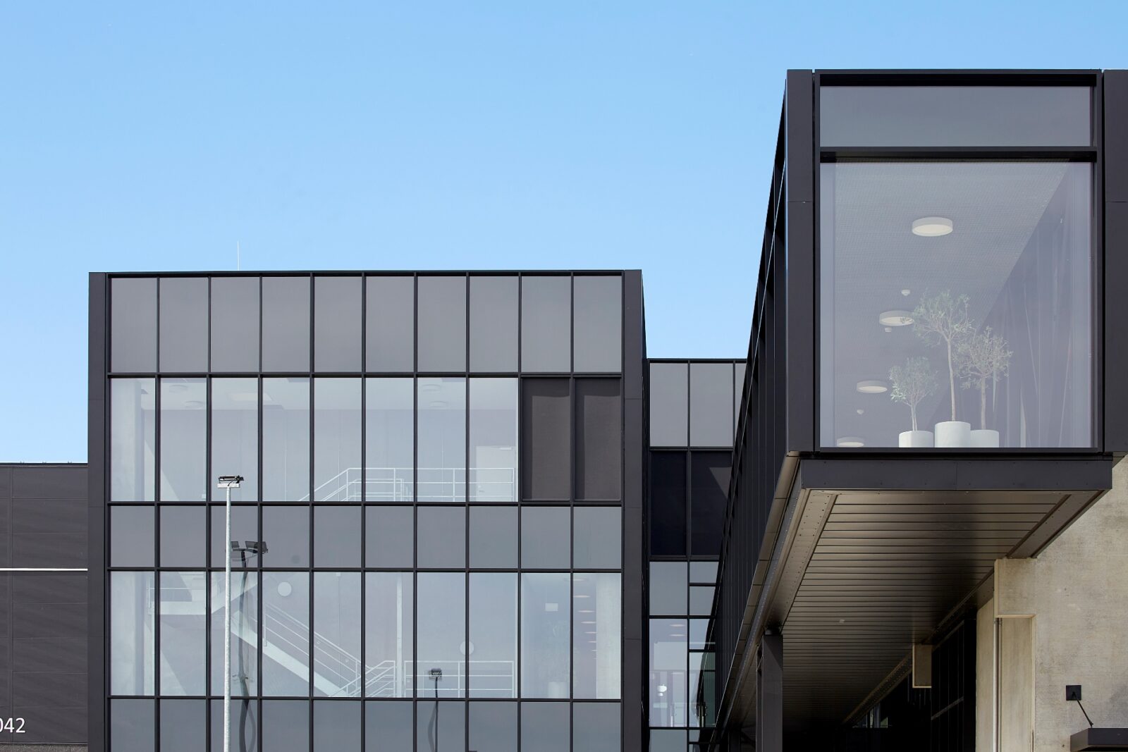 500 meter Fjelsø facade på Normal Logistikpark i Hedensted med ståldøre, aluvinduer og facadebeklædning.