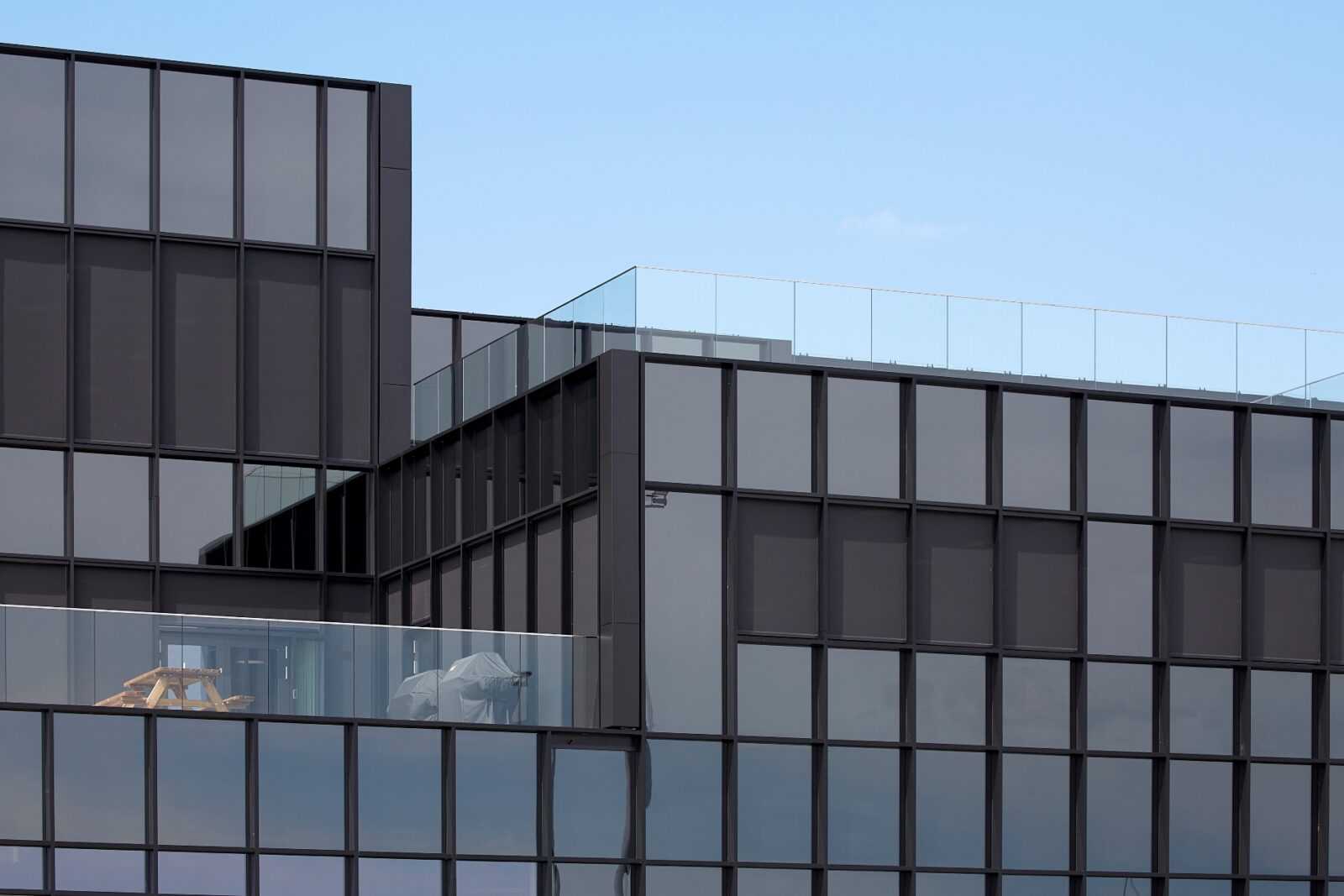 500 meter Fjelsø facade på Normal Logistikpark i Hedensted med ståldøre, aluvinduer og facadebeklædning.