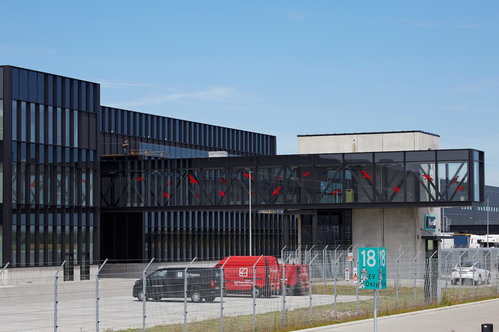 500 meter Fjelsø facade på Normal Logistikpark i Hedensted med ståldøre, aluvinduer og facadebeklædning.