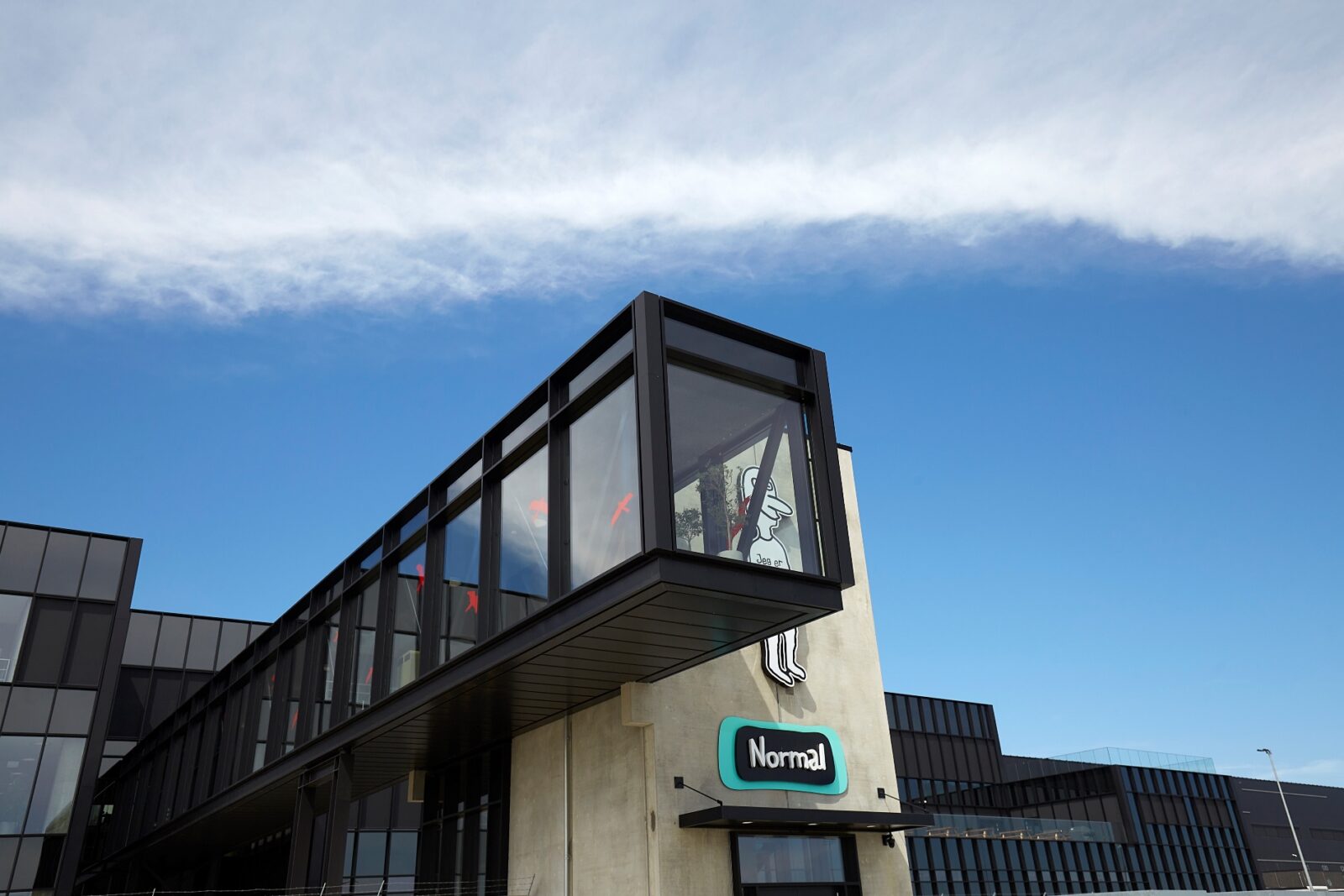 500 meter Fjelsø facade på Normal Logistikpark i Hedensted med ståldøre, aluvinduer og facadebeklædning.