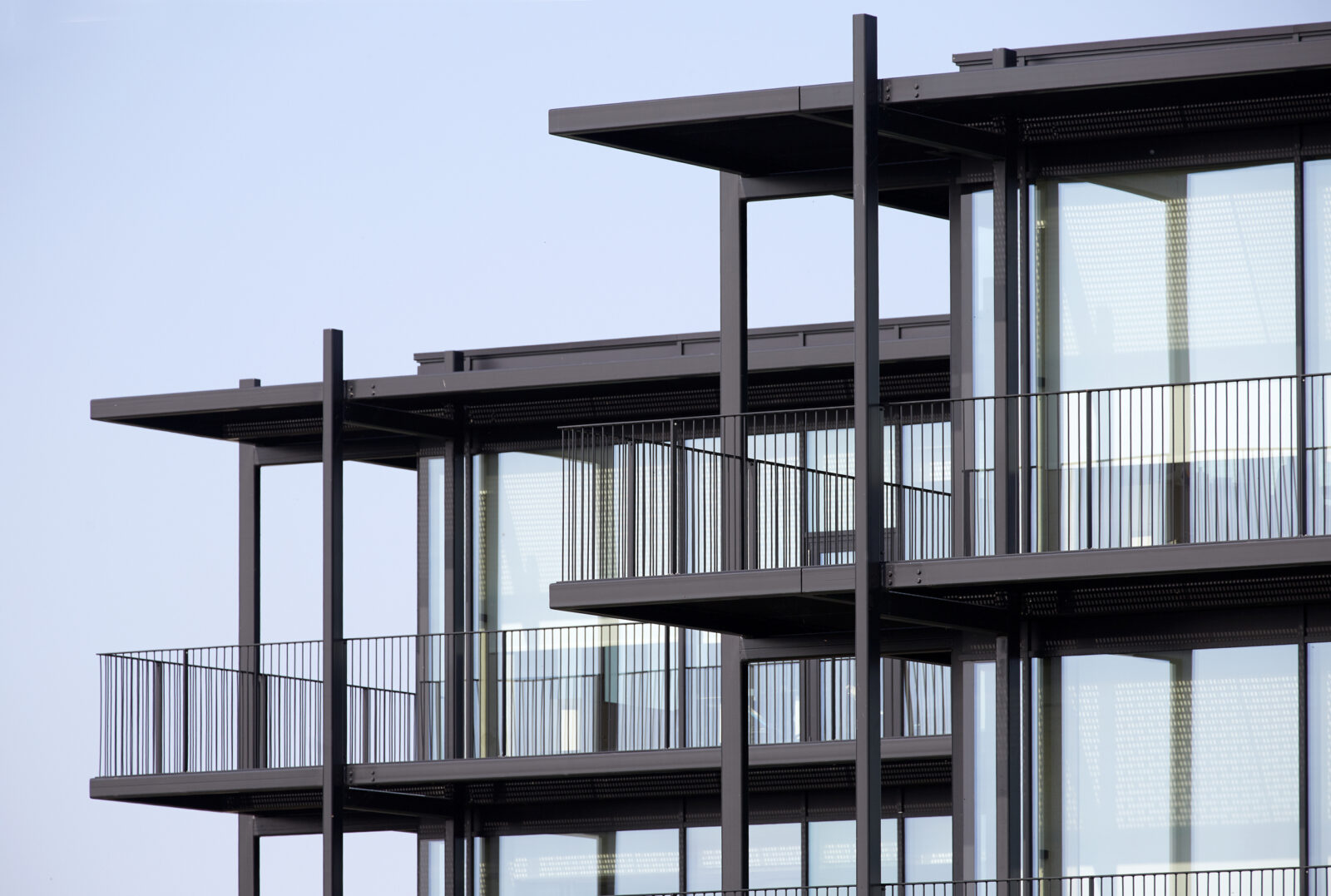 Fjelsø glas/alu facade med flot lysindfald og afskærmning i domicil hos Normal i Skanderborg.