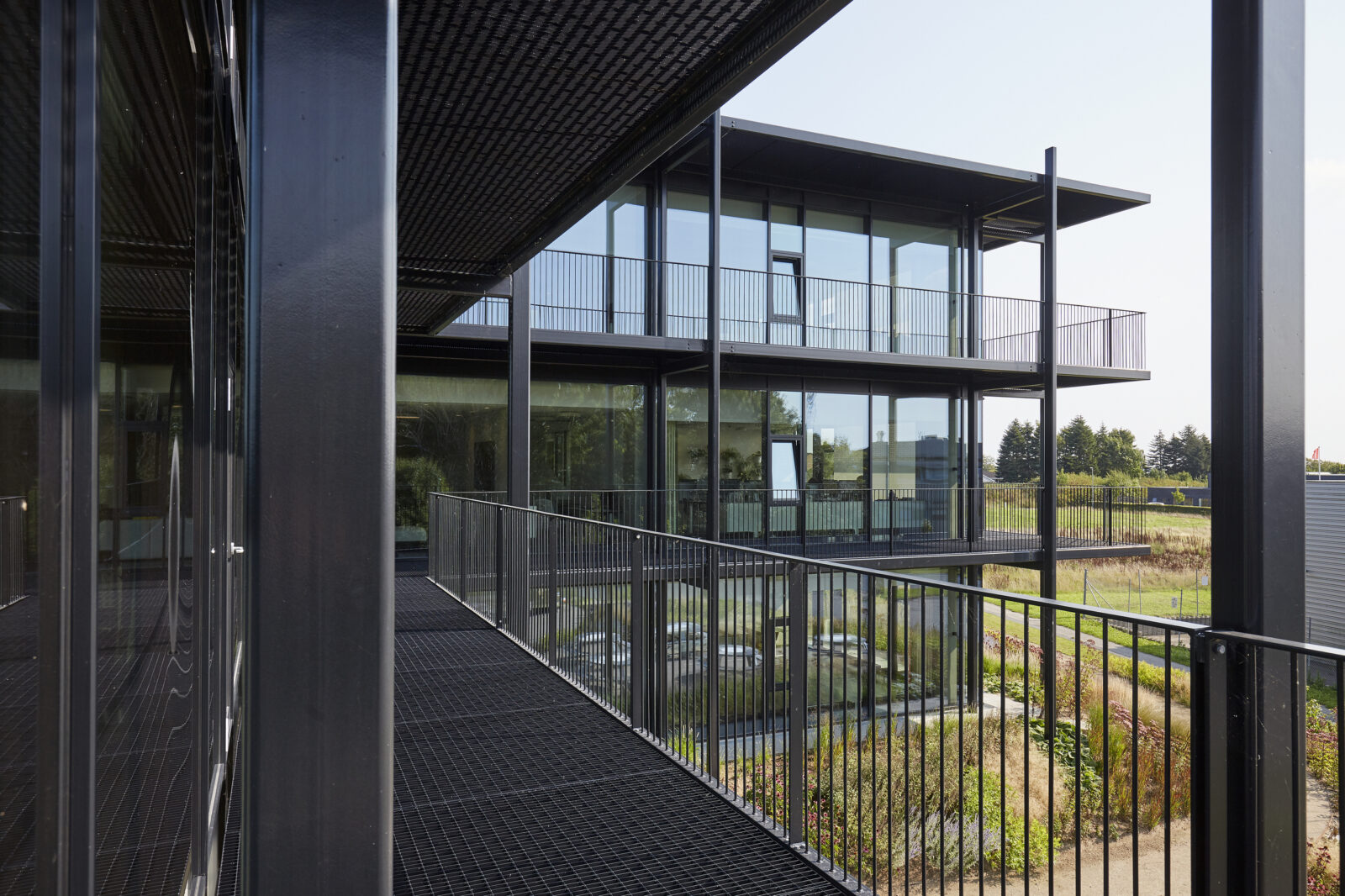 Fjelsø har monteret de største facaderuder på Normals domicil i Skanderborg