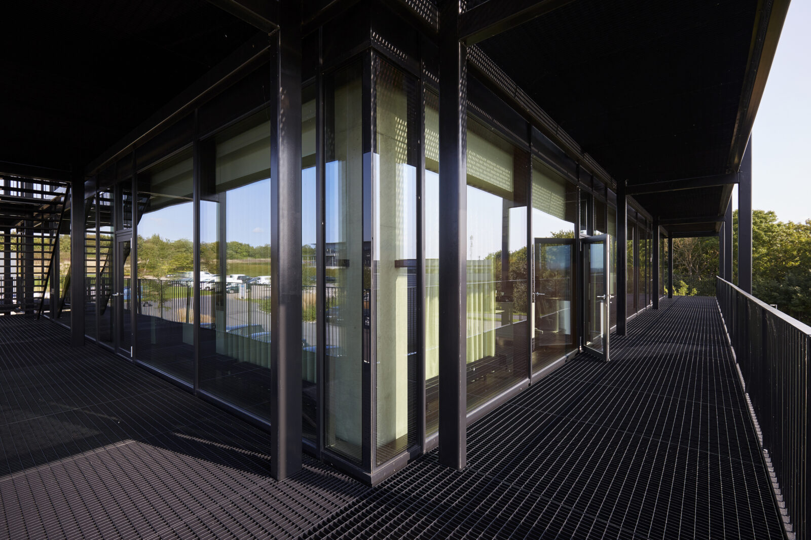 Fjelsø glas/alu facade med ved svalegang på Normal domicil i Skanderborg