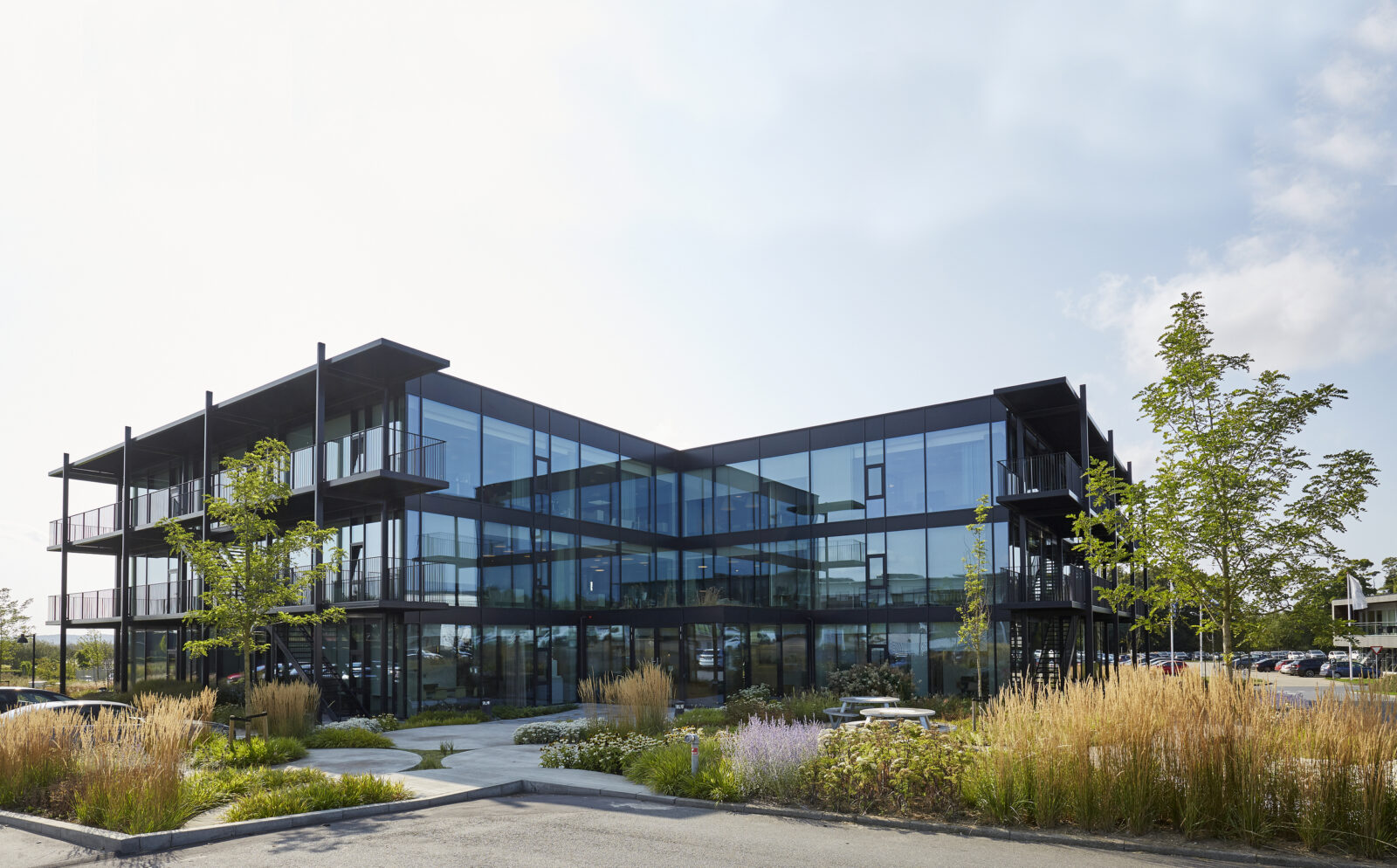 Den store Fjelsø facade med godt lysindfald til kontorbygning