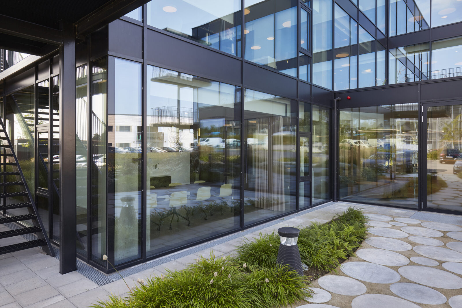 Fjelsøs glas/alu indgangsparti og facade ved Normal i Skanderborg