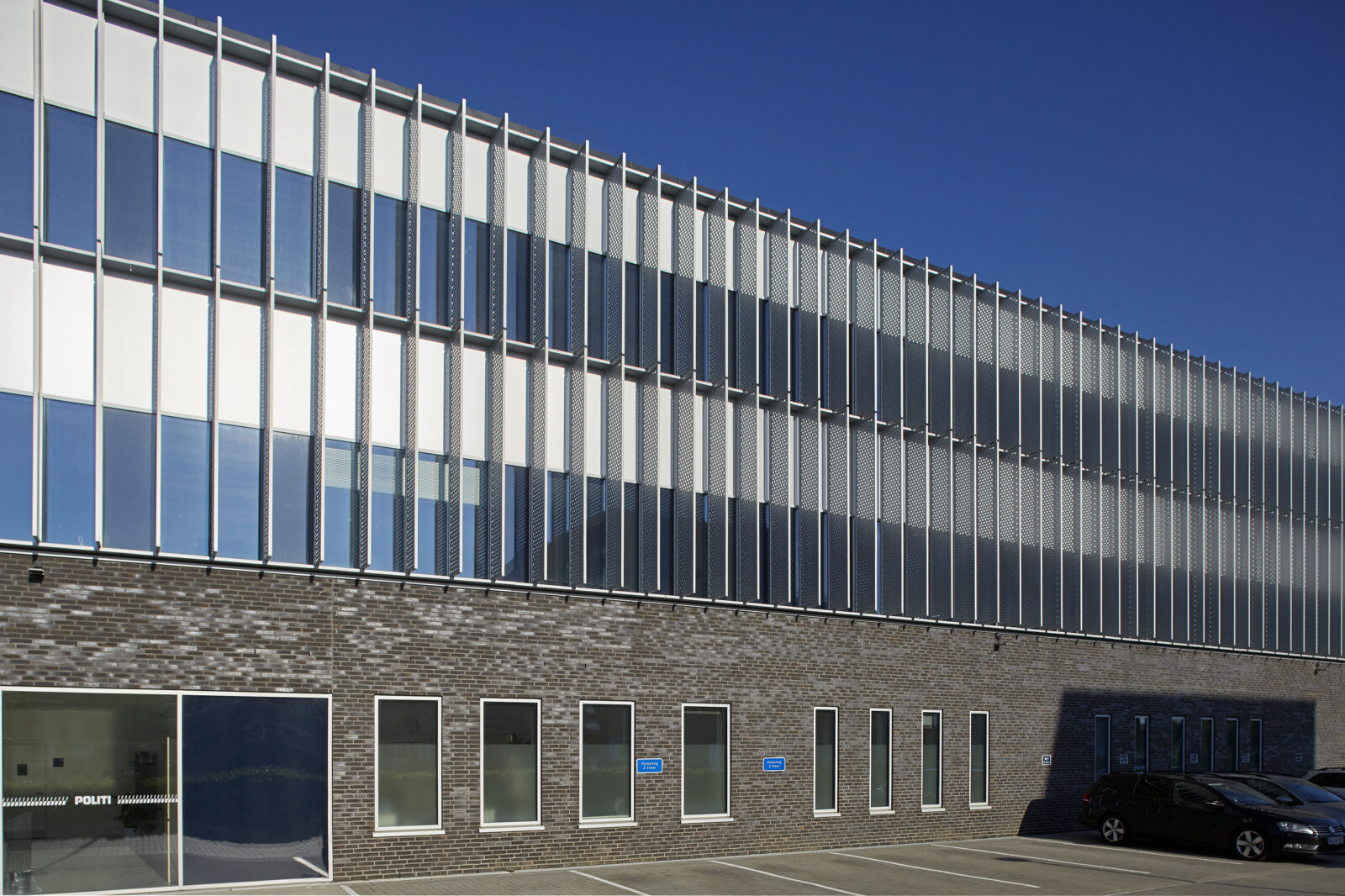 Fjelsø glas/alu facade og alu afskærmning hos politiet i Herning