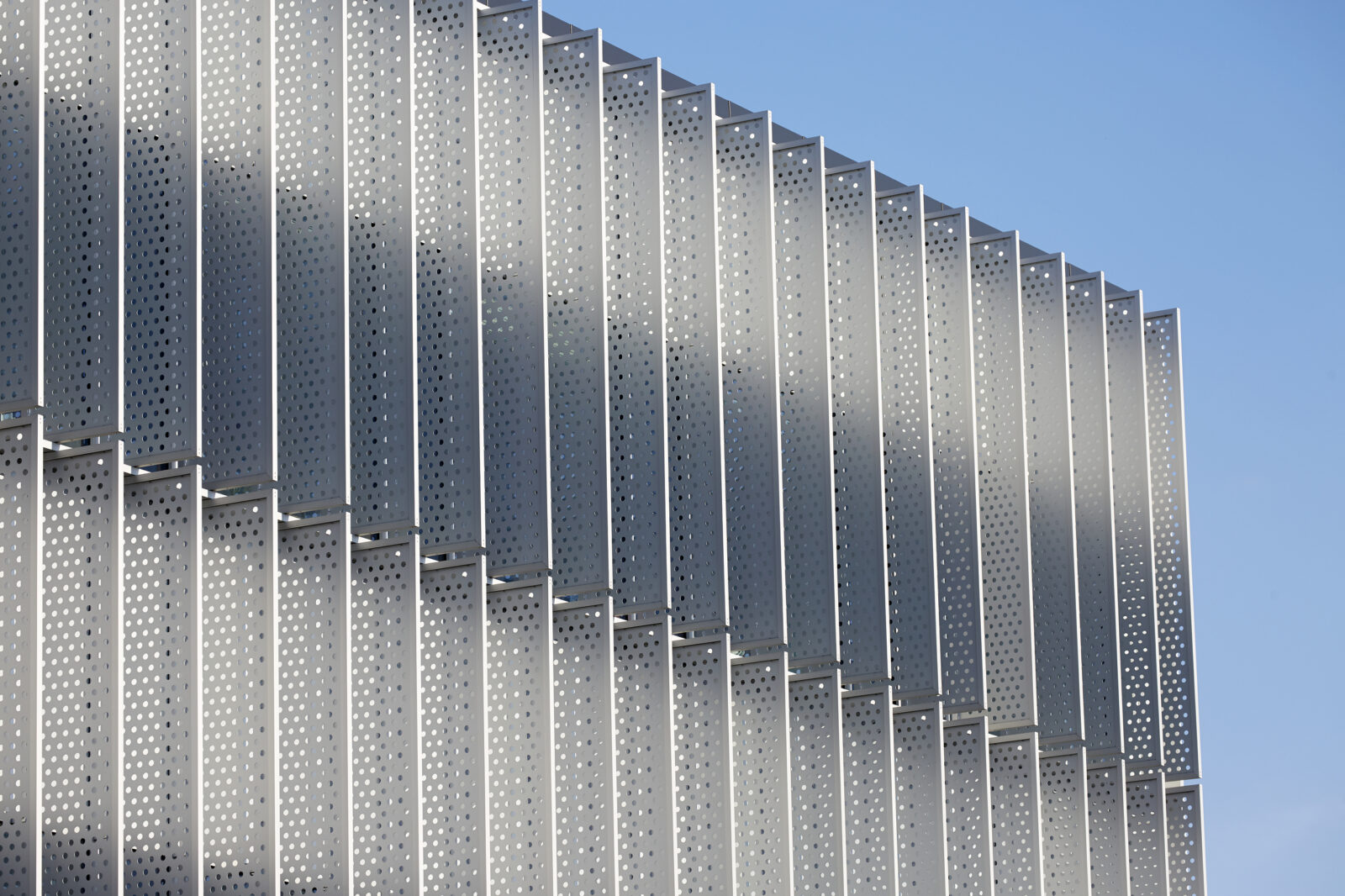 Fjelsøs danskproducerede solafskærmningsplader i aluminium på politistationen i Herning.