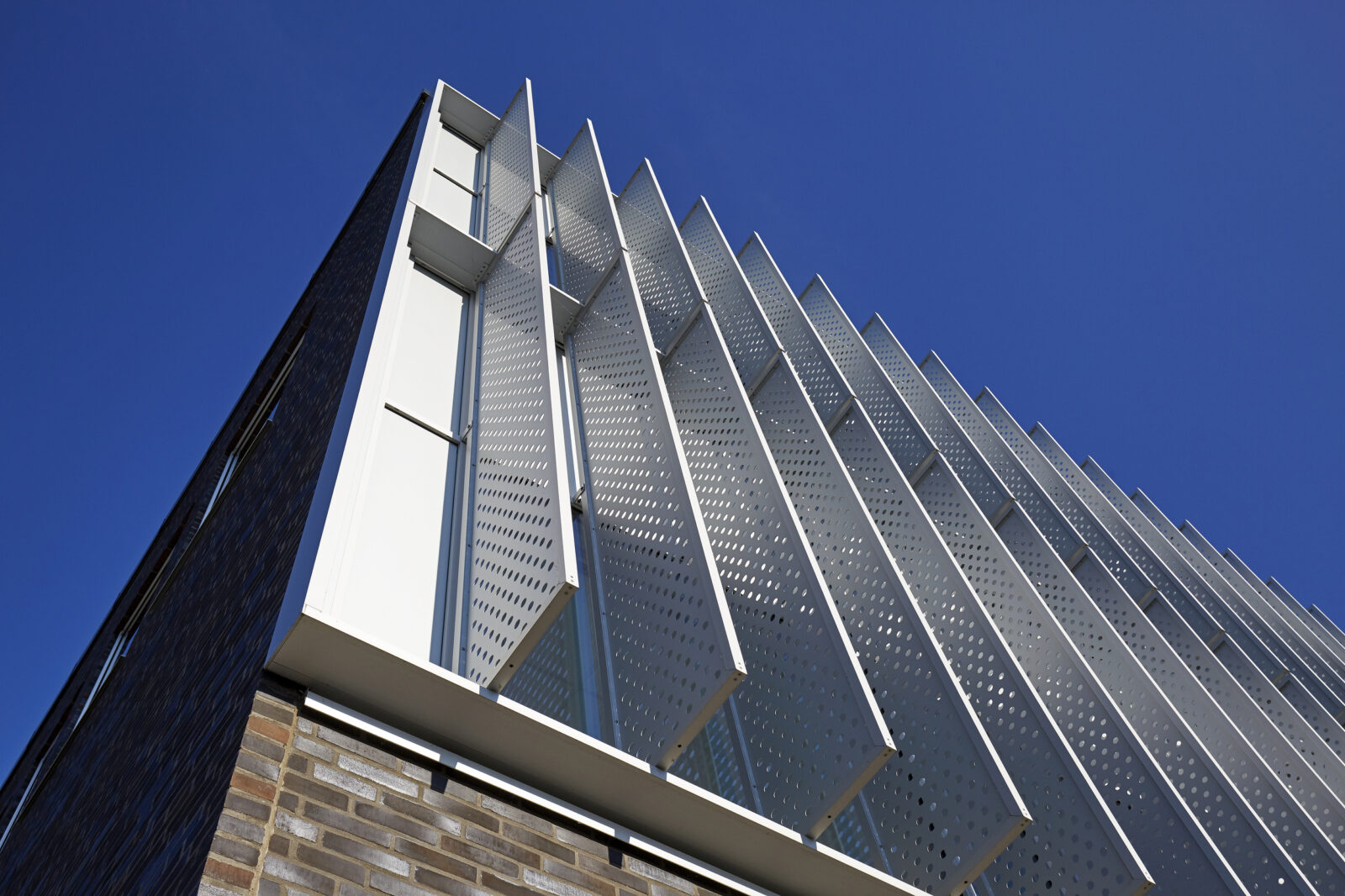 Solafskærmning fra Fjelsø som en del af arkitekturen på Politistationen i Herning