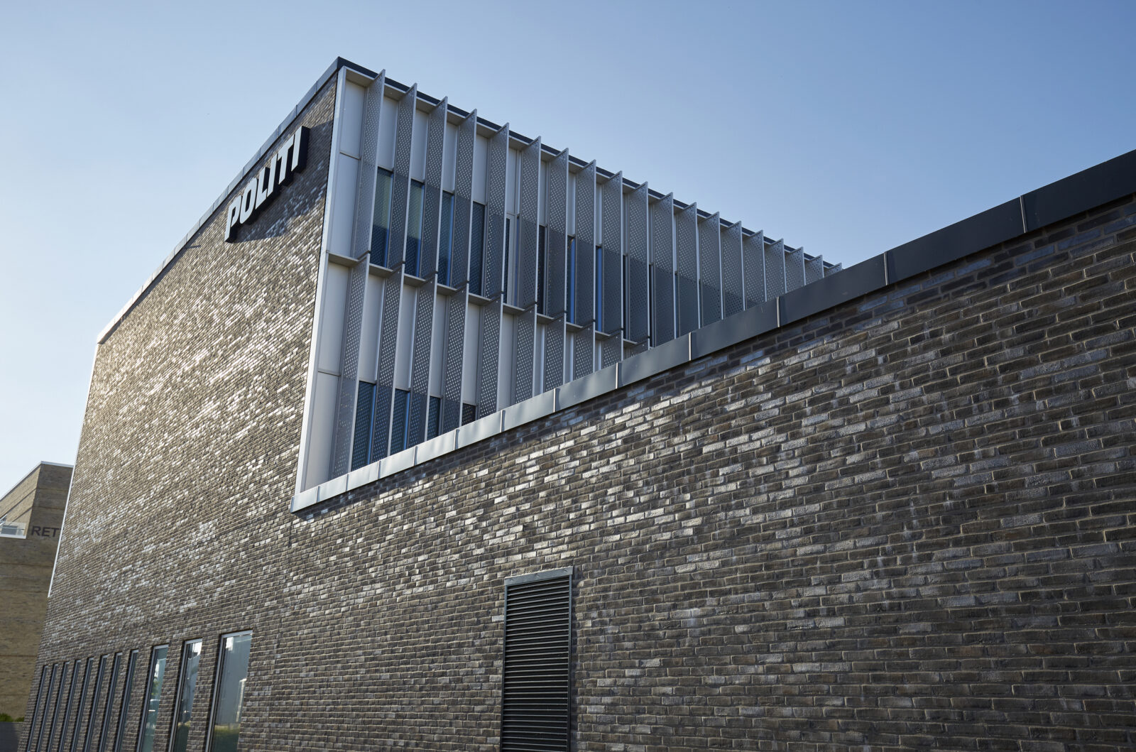 Glas-alu facade med solafskærmning fra Fjelsø samt alu døre og vinduer til Politi i Herning.