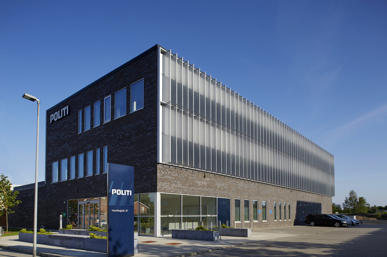 Fjelsø glas-alu facader og alu solafskærmning på bygning til Politiet i Herning