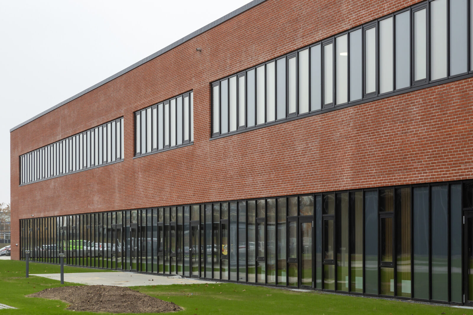 Lange facader med opluk fra Fjelsø til uddannelsesinstitution i Esbjerg.