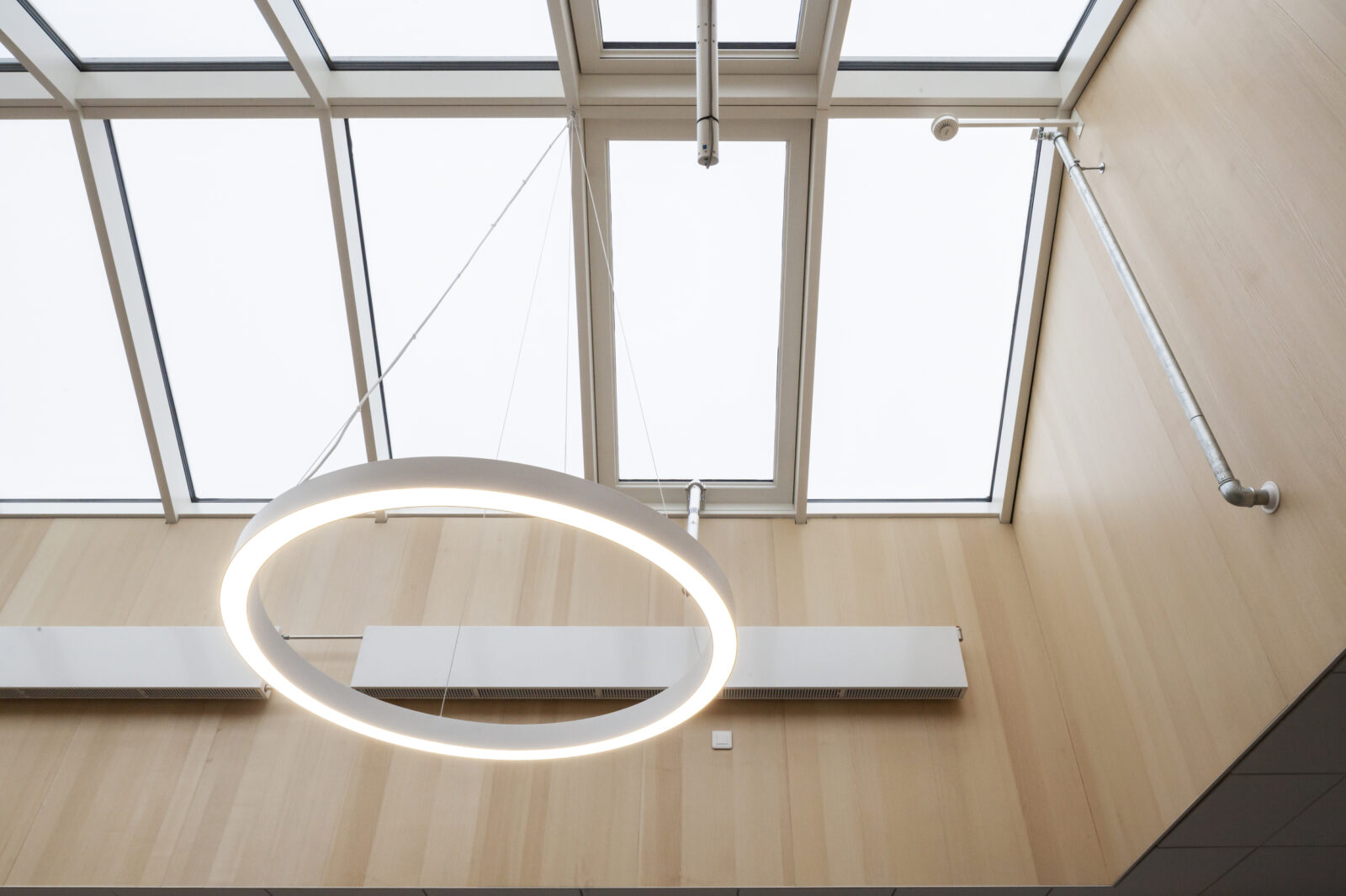 Ovenlysvinduer fra Fjelsø i Syddansk Universitet Esbjerg giver et flot lysindfald.