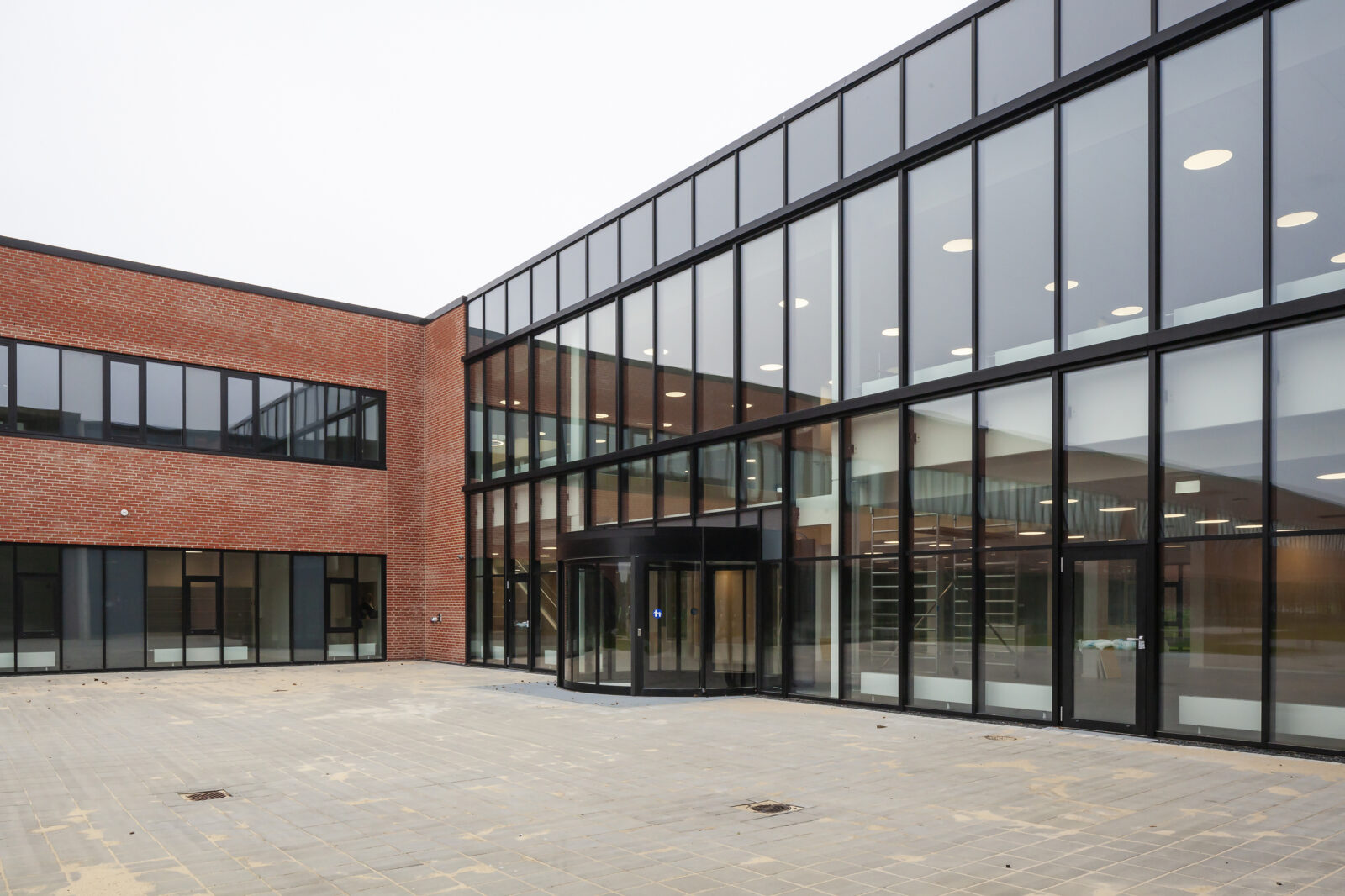 Fjelsø glas-alu facade og glas-alu indgangsparti med karrusel dør i SDU Esbjerg