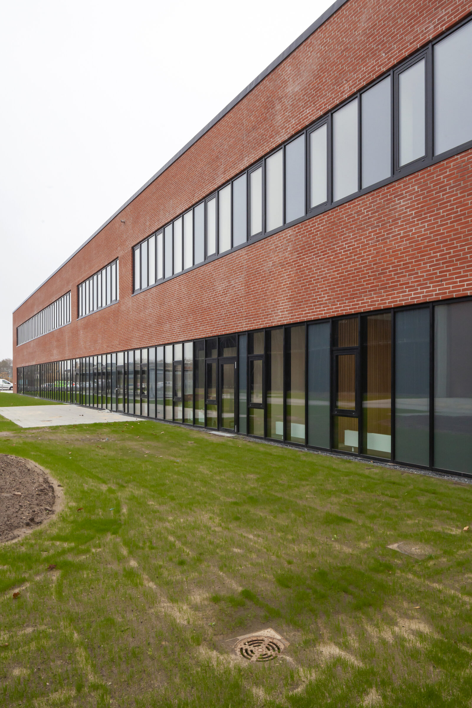 Med en lang glas-alu facade fra Fjelsø er der godt lysindfald på universitetet.