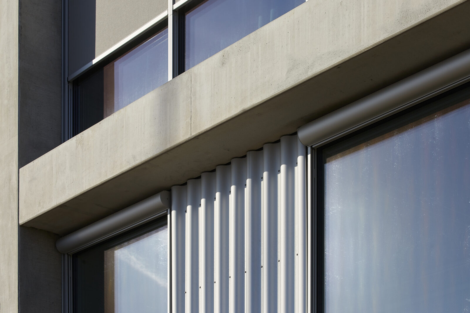 Der er mange unikke detaljer i Fjelsøs facadelukning på SIMAC i Svendborg.