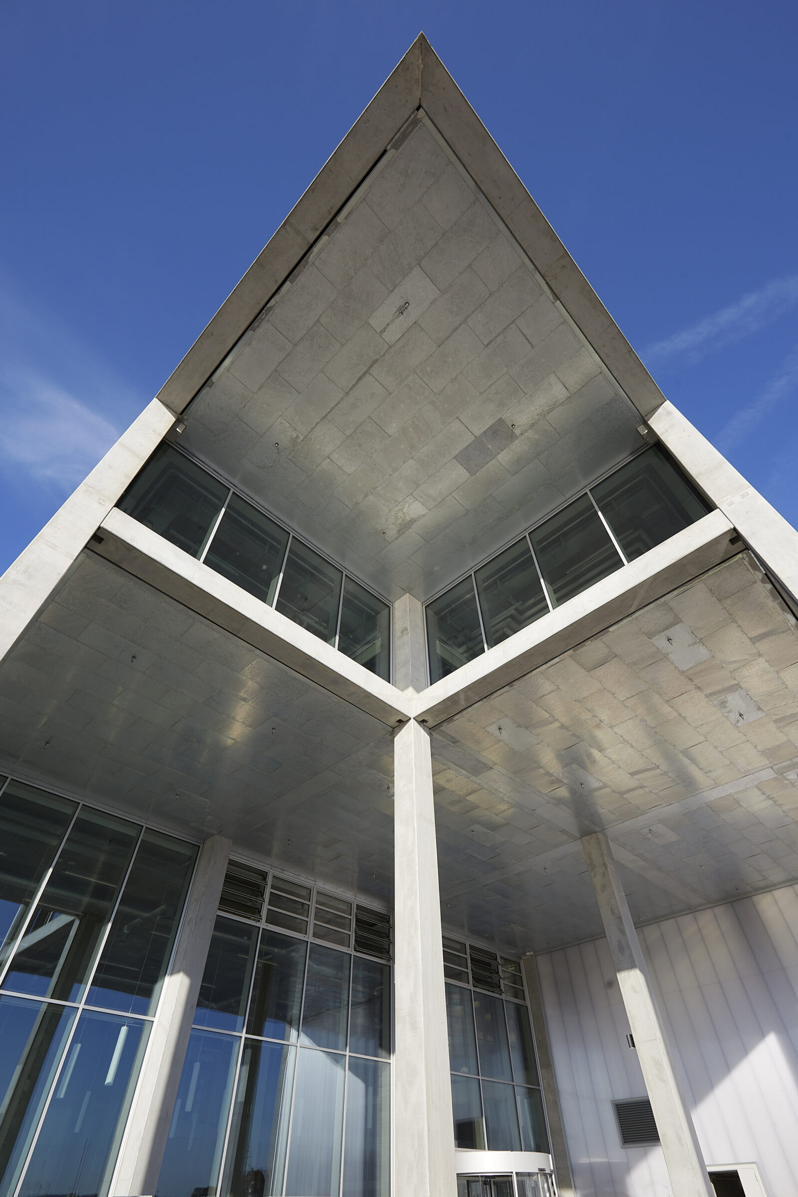 SIMAC får et råt udtryk med naturanodiseret aluminium og stephjørner i facaden fra Fjelsø.