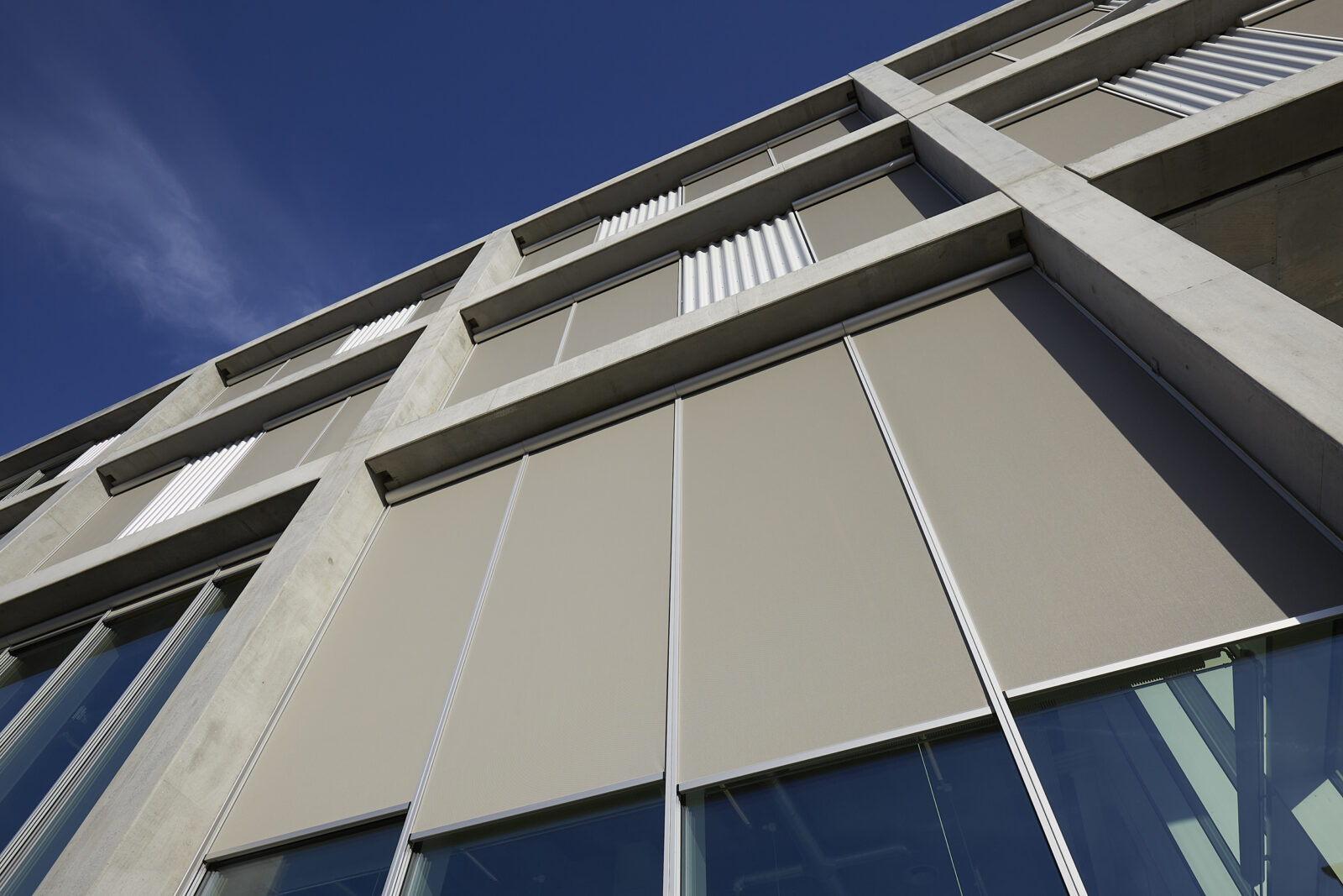 Fjelsø facadelukning på SIMAC i Svendborg skaber lamel brandventilation og lydreduktion i facaden.