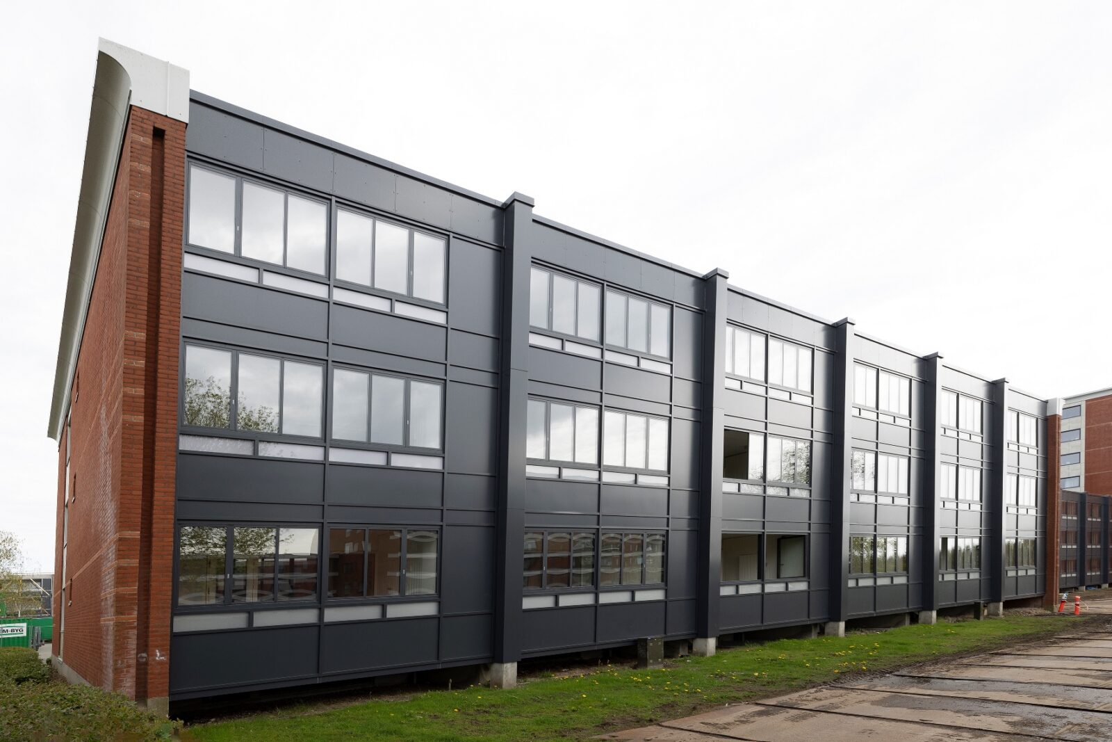 Fjelsø alu facadebeklædning og glas-alu altanlukning i boligblok