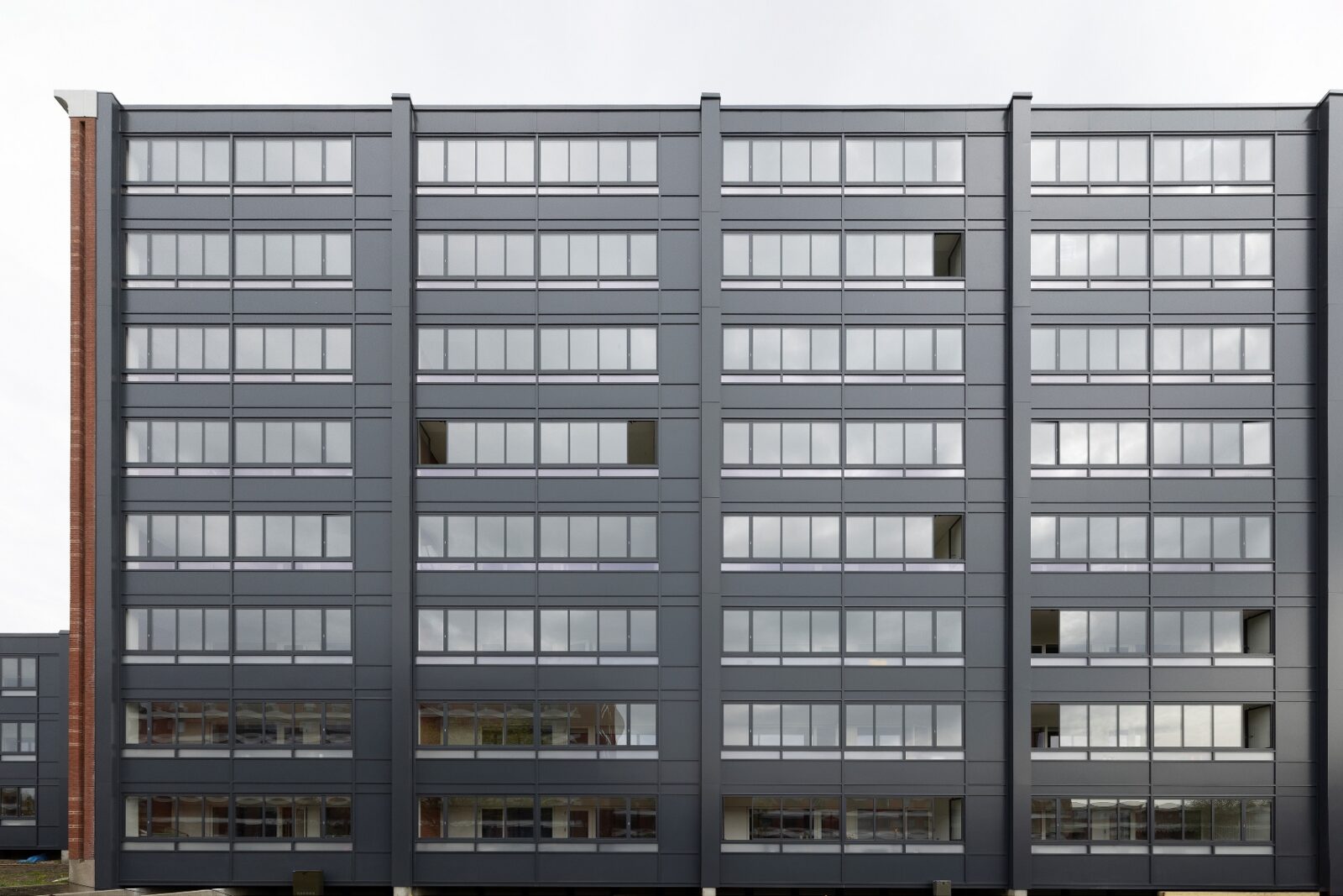 Fjelsø facaderenovering med nye glas-alu altanlukninger og beklædning til ældre boligbyggeri