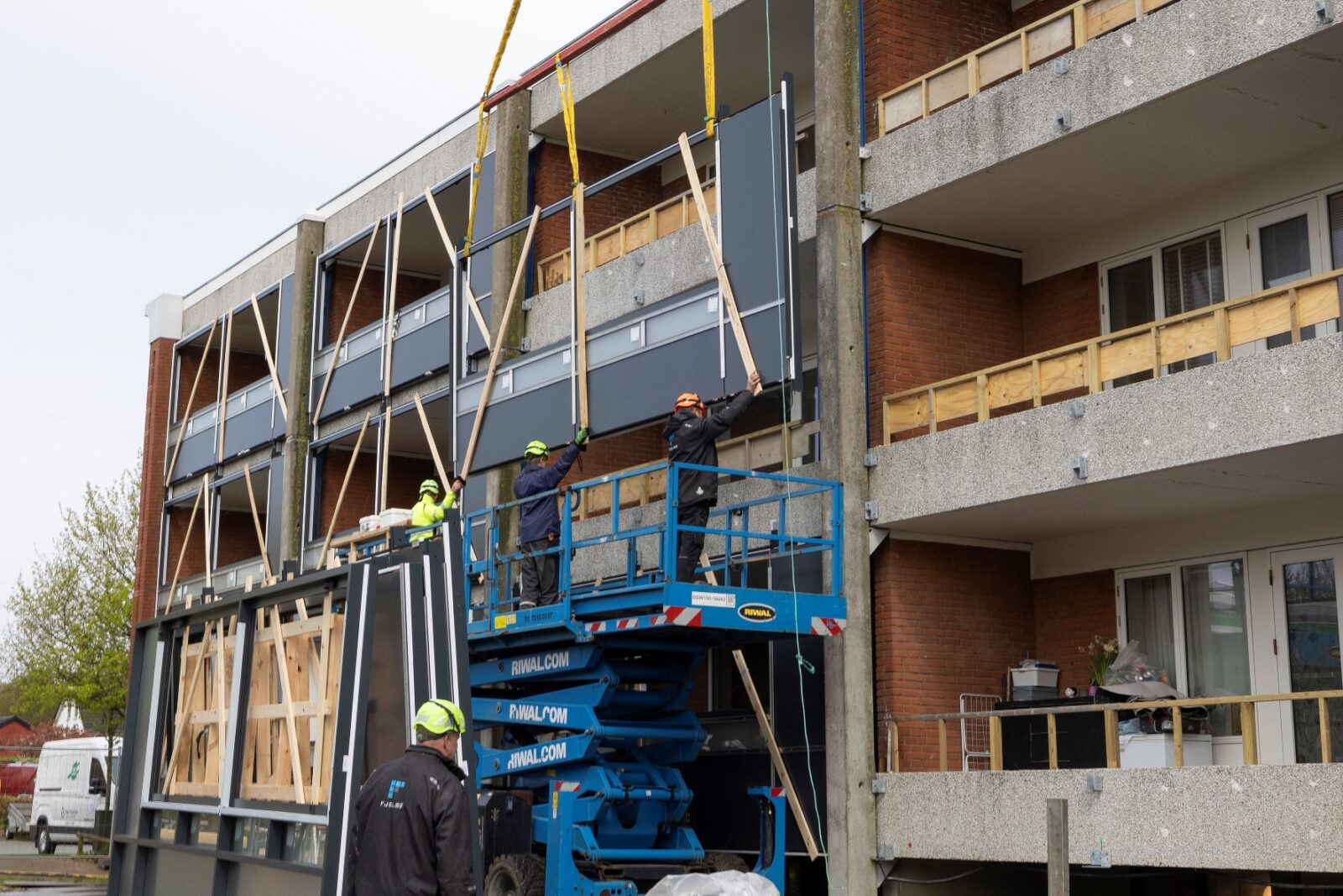 Fjelsø alu montører installerer altanlukninger i Skoleparken Esbjerg