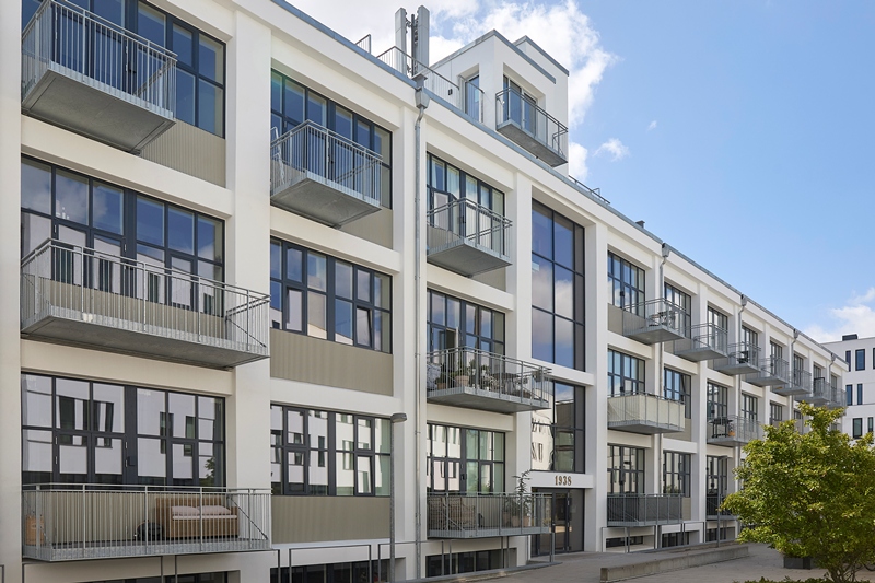 Renovering af Strandvejen 14 i Aalborg med nye shedlys, facadepartier og altaner udført af Fjelsø.