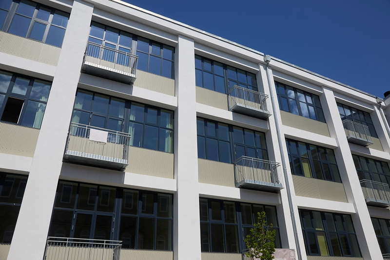 Fjelsø har for HP Byg A/S monteret shedlys, facadepartier og altaner til 65 nye Svanemærkede lejligheder på Strandvejen 14.