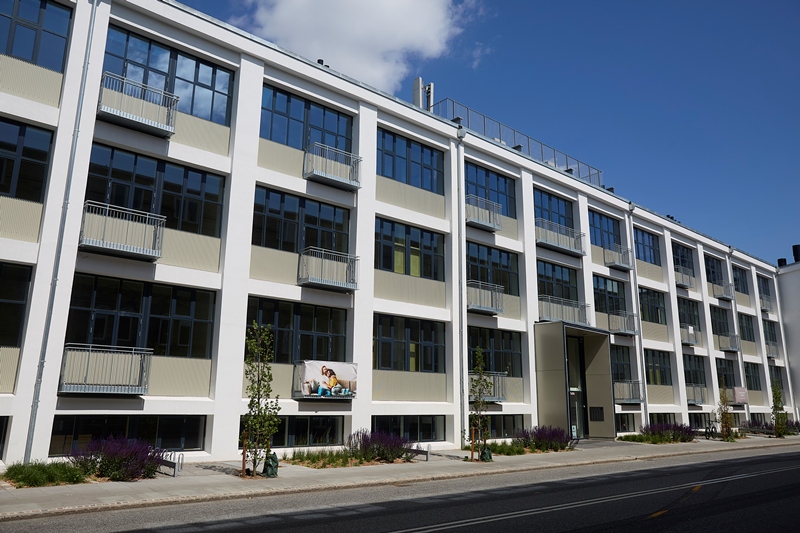Renovering af Strandvejen 14 i Aalborg med Fjelsø: shedlys, facadepartier og altaner til bæredygtige boliger.