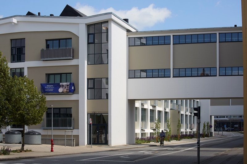 Fjelsø har for HP Byg A/S monteret shedlys, facadepartier og altaner til 65 nye Svanemærkede lejligheder på Strandvejen 14.